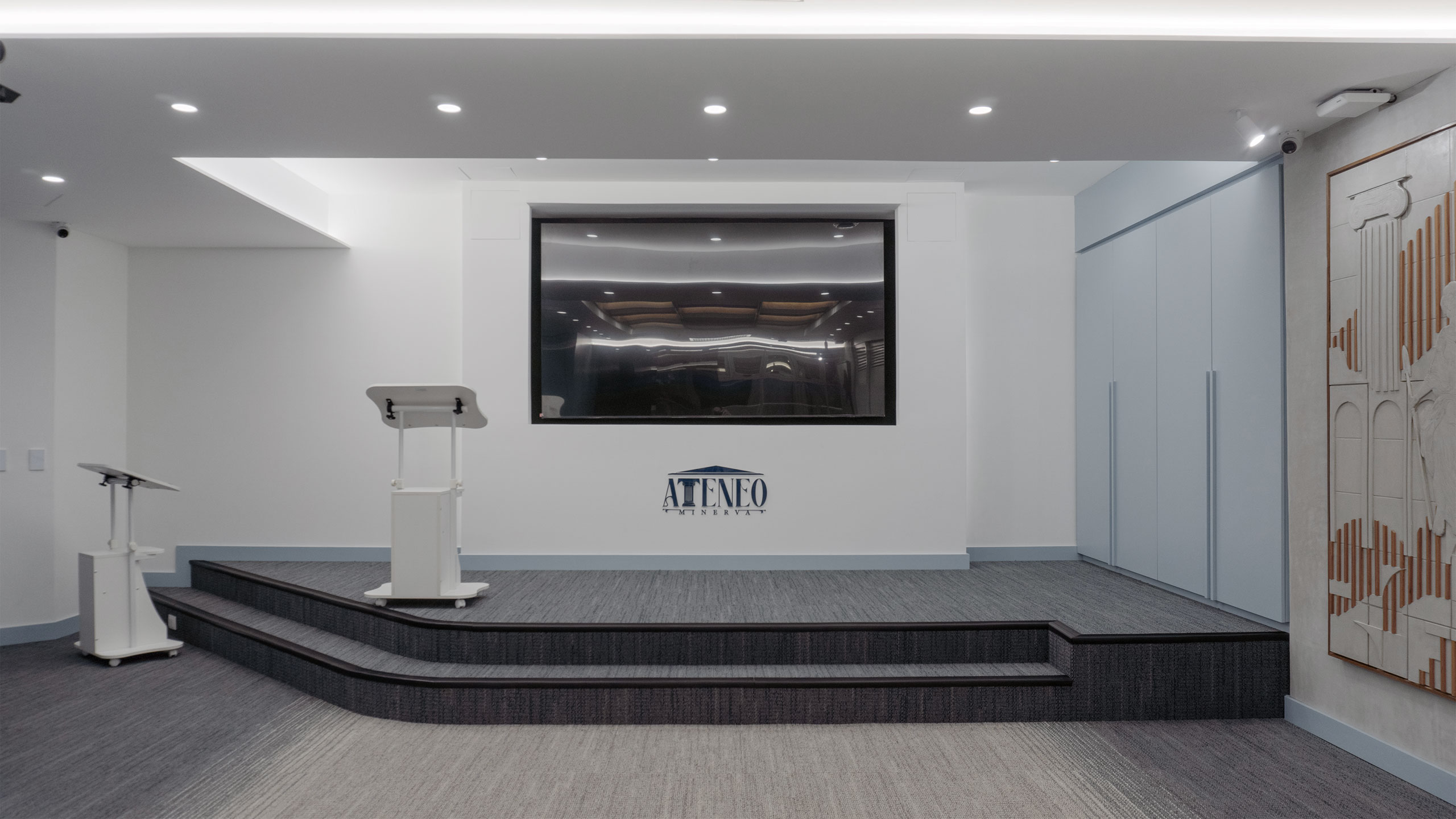 Diseño de espacios corporativos en Guatemala salón El Ateneo Estudio ed