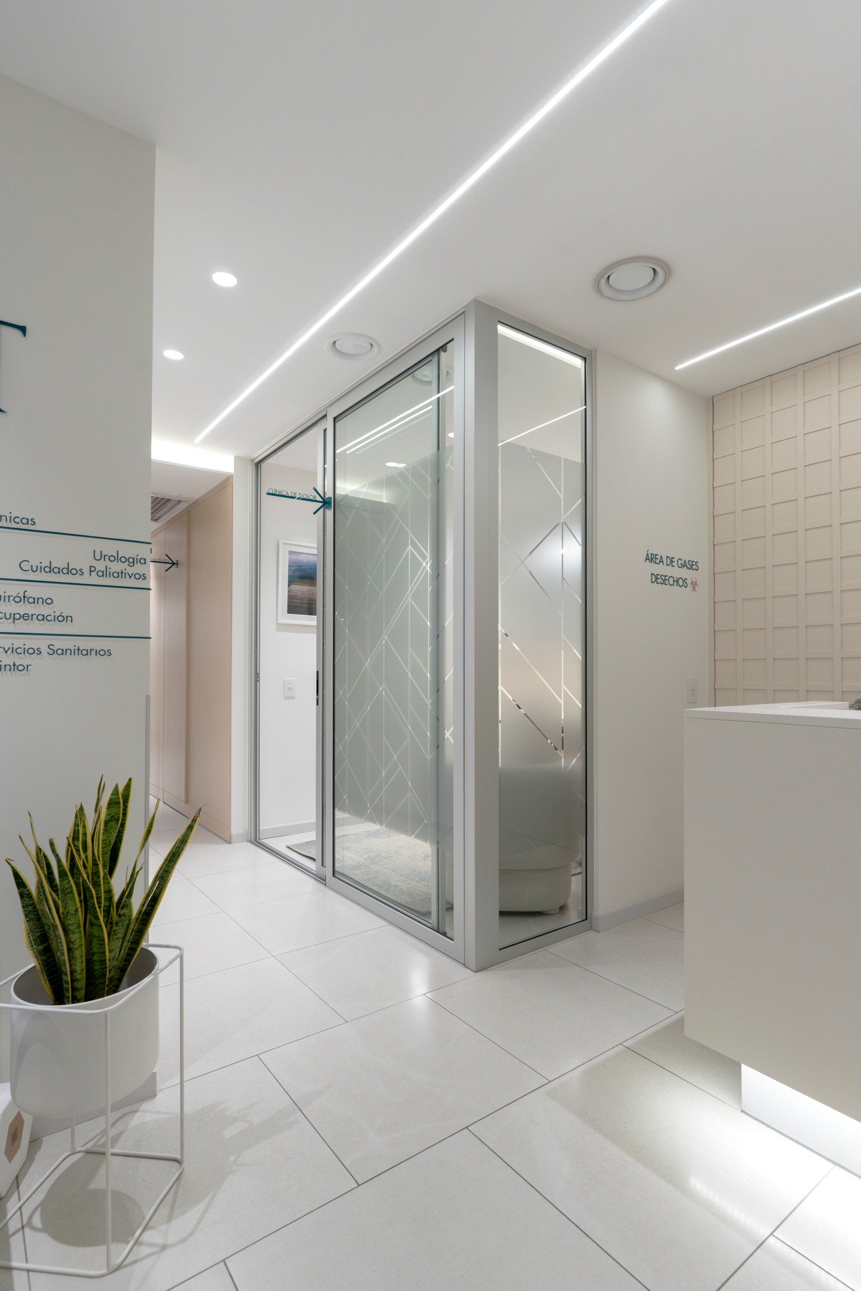 Diseño de clínicas médicas en Guatemala clínica UROtest Estudio ed