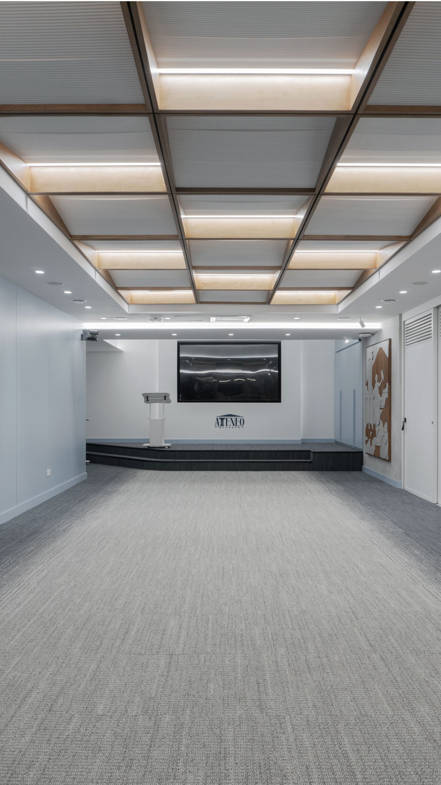 Diseño de espacios corporativos en Guatemala salón El Ateneo Estudio ed