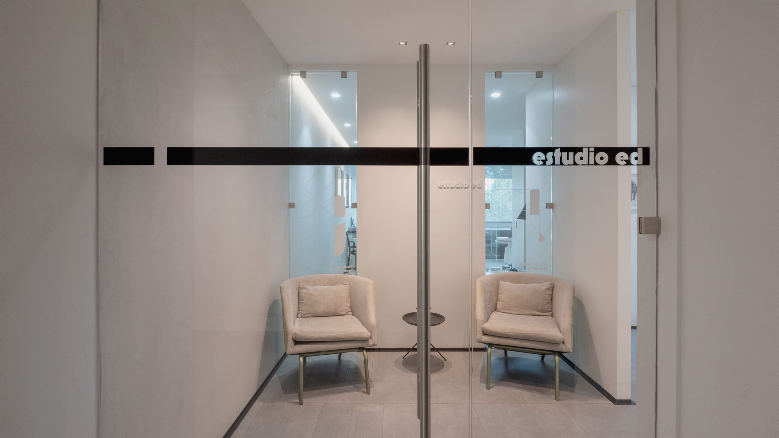 Oficinas modernas en Guatemala con diseño funcional y estética contemporánea
