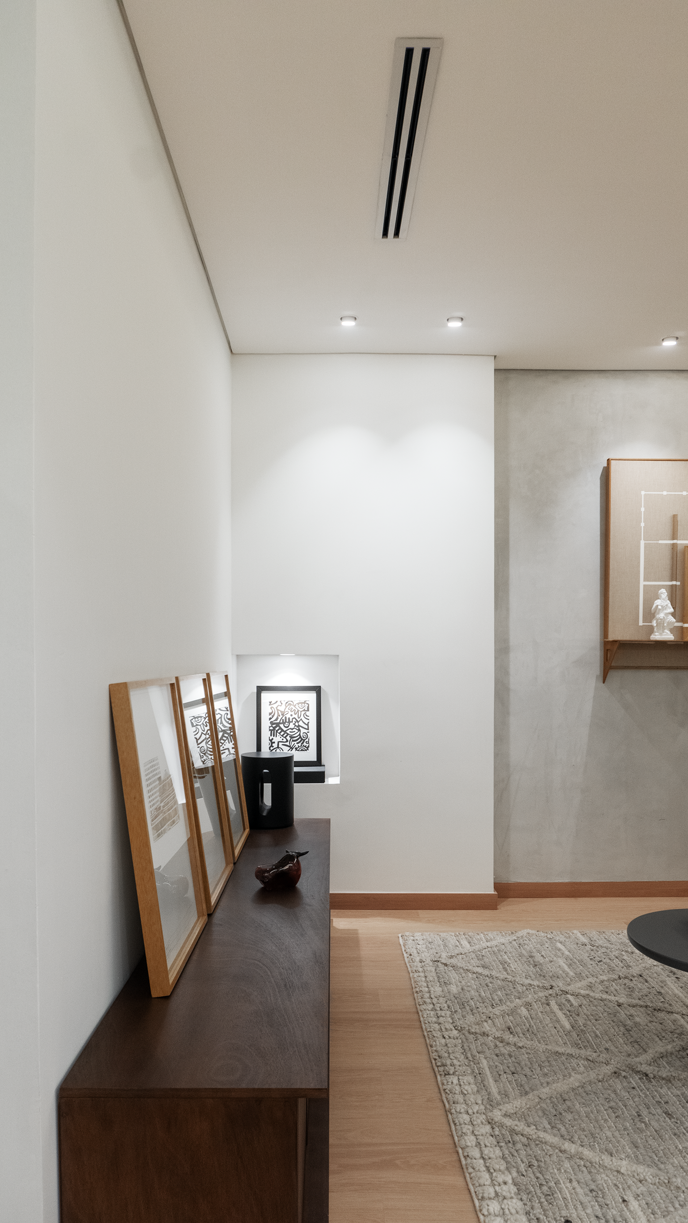 Iluminación arquitectónica lineal y sombras proyectadas