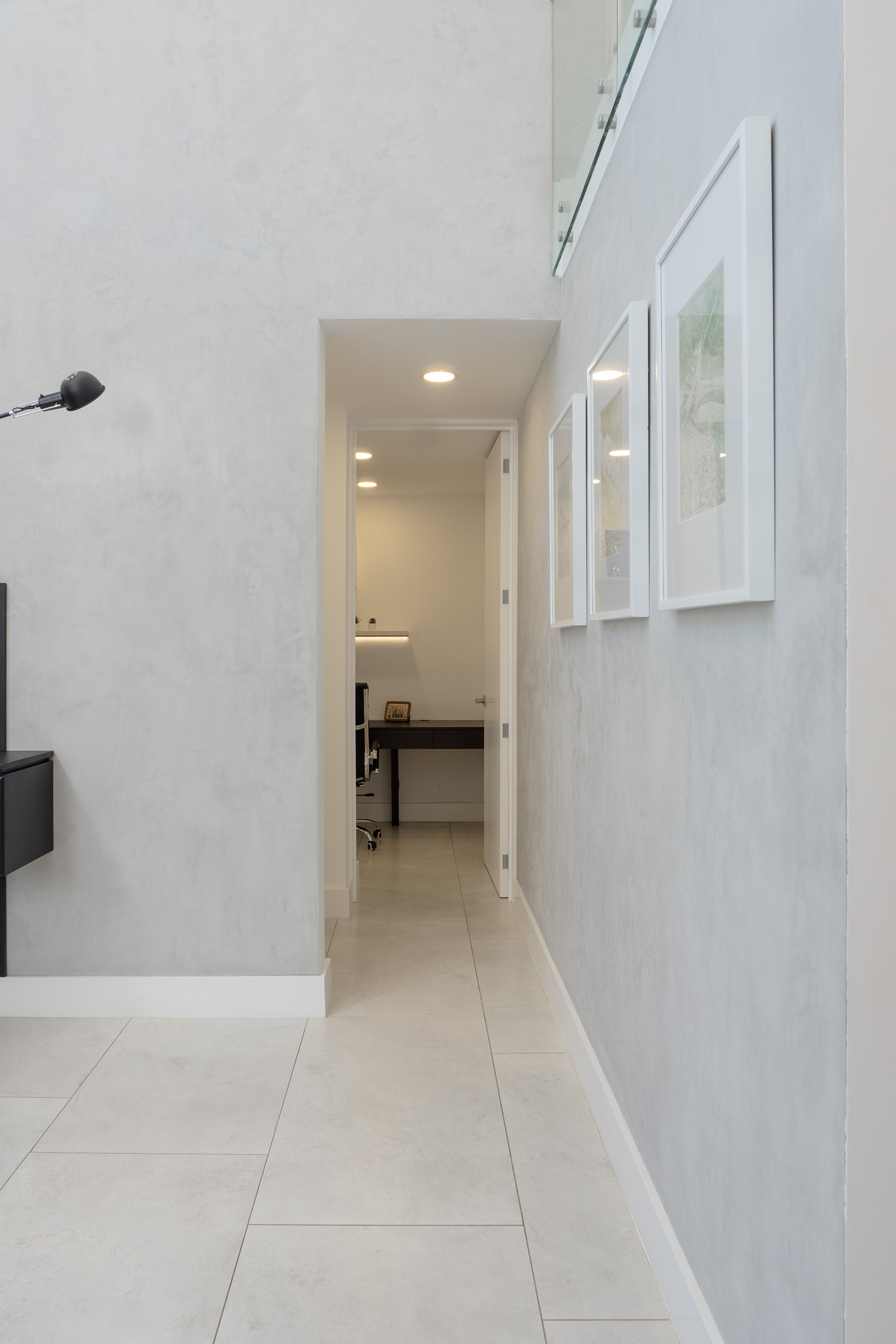 Espacios de doble altura y luz natural en diseño de casas