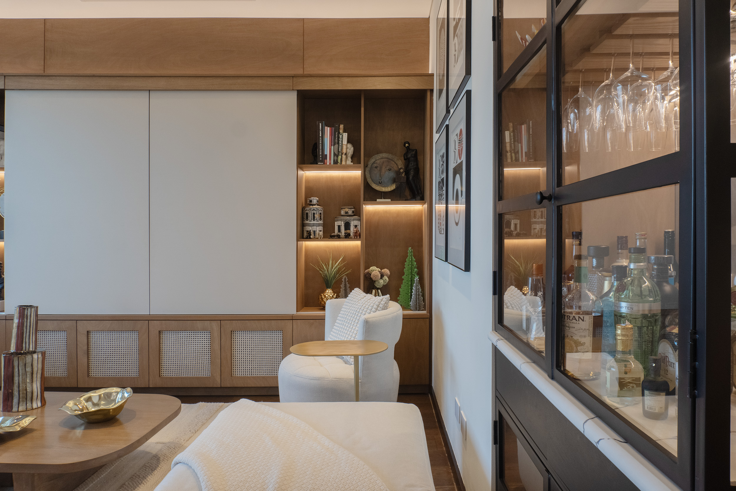 Baño master con acabados de piedra y diseño minimalista en Santa Sofía