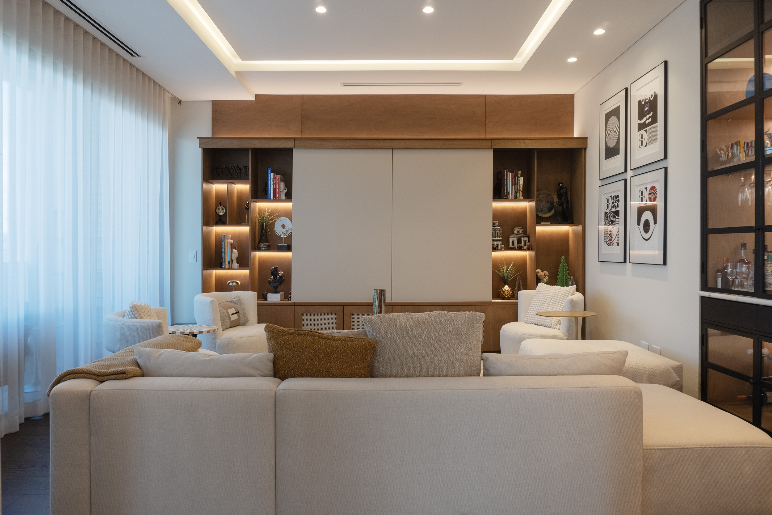 Ventanales de piso a cielo en diseño de interiores de apartamentos de lujo