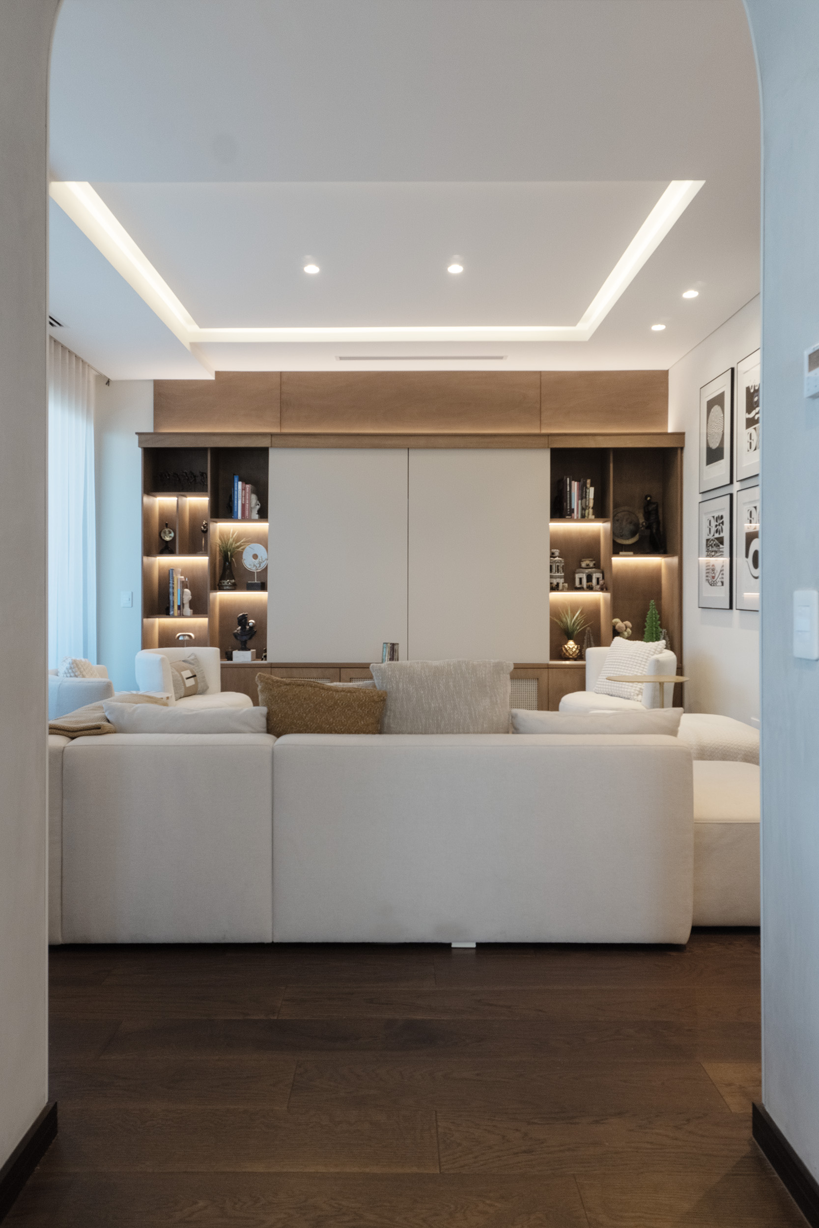 Esquina de lectura con diseño arquitectónico y piezas de arte exclusivas