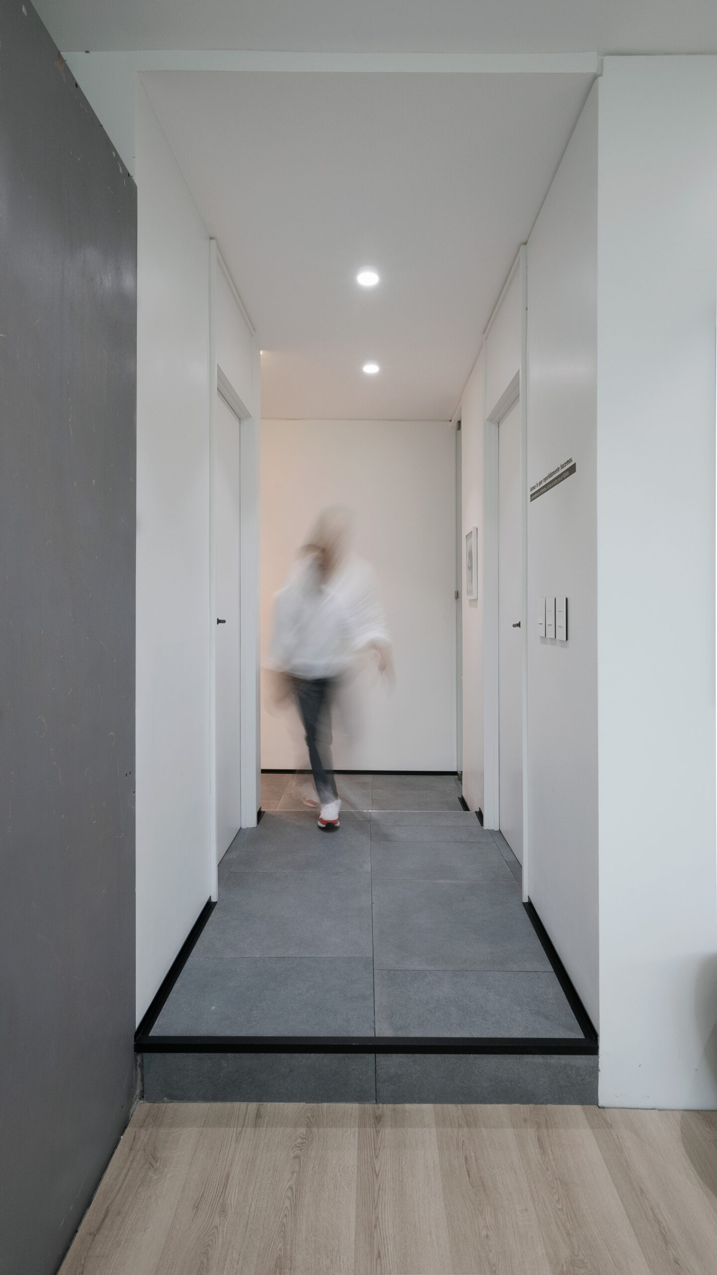 Diseño de cielos falsos con iluminación arquitectónica en oficinas modernas