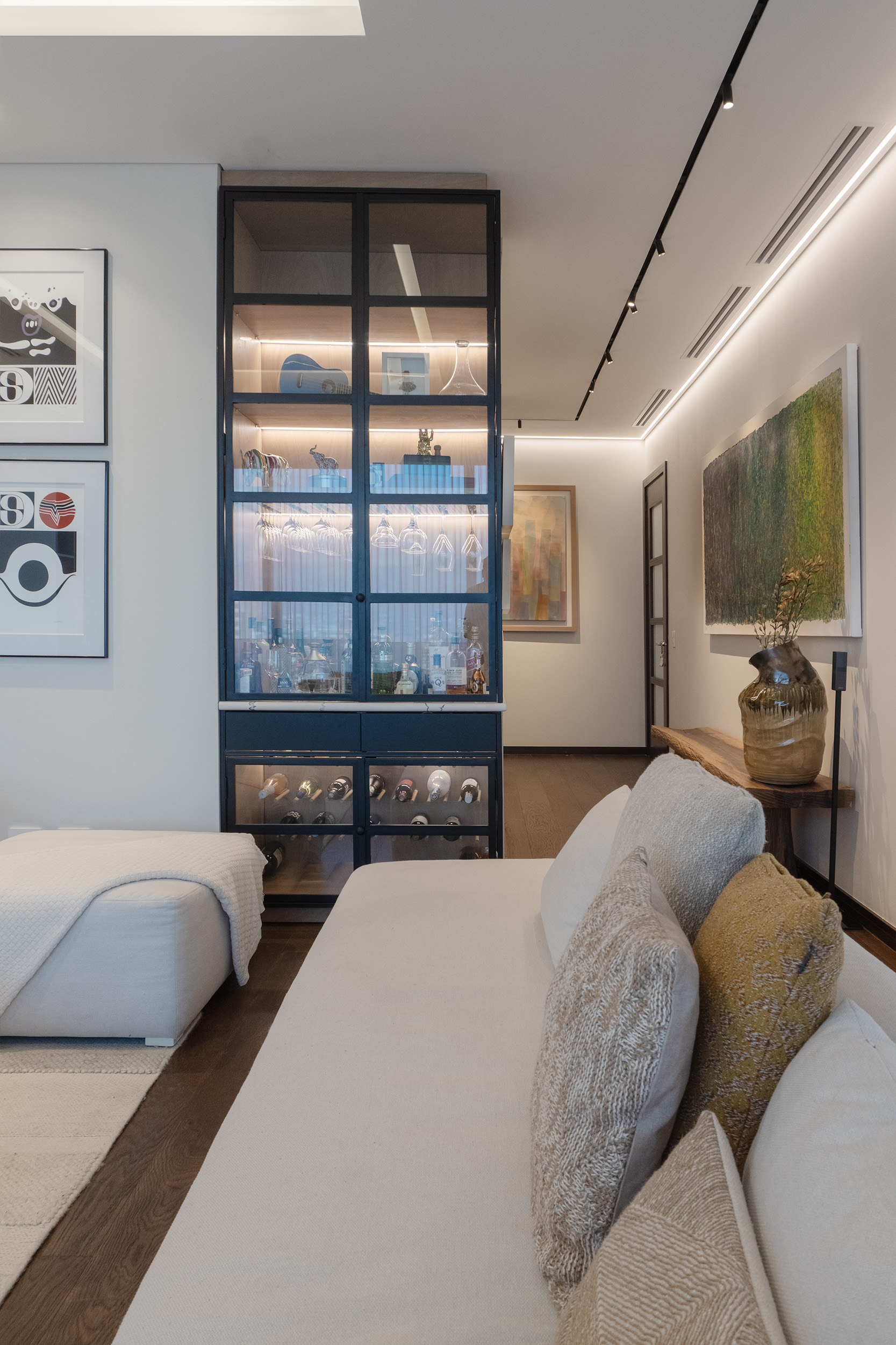 Uso de maderas claras y luz ambiental en interiorismo residencial de alto nivel
