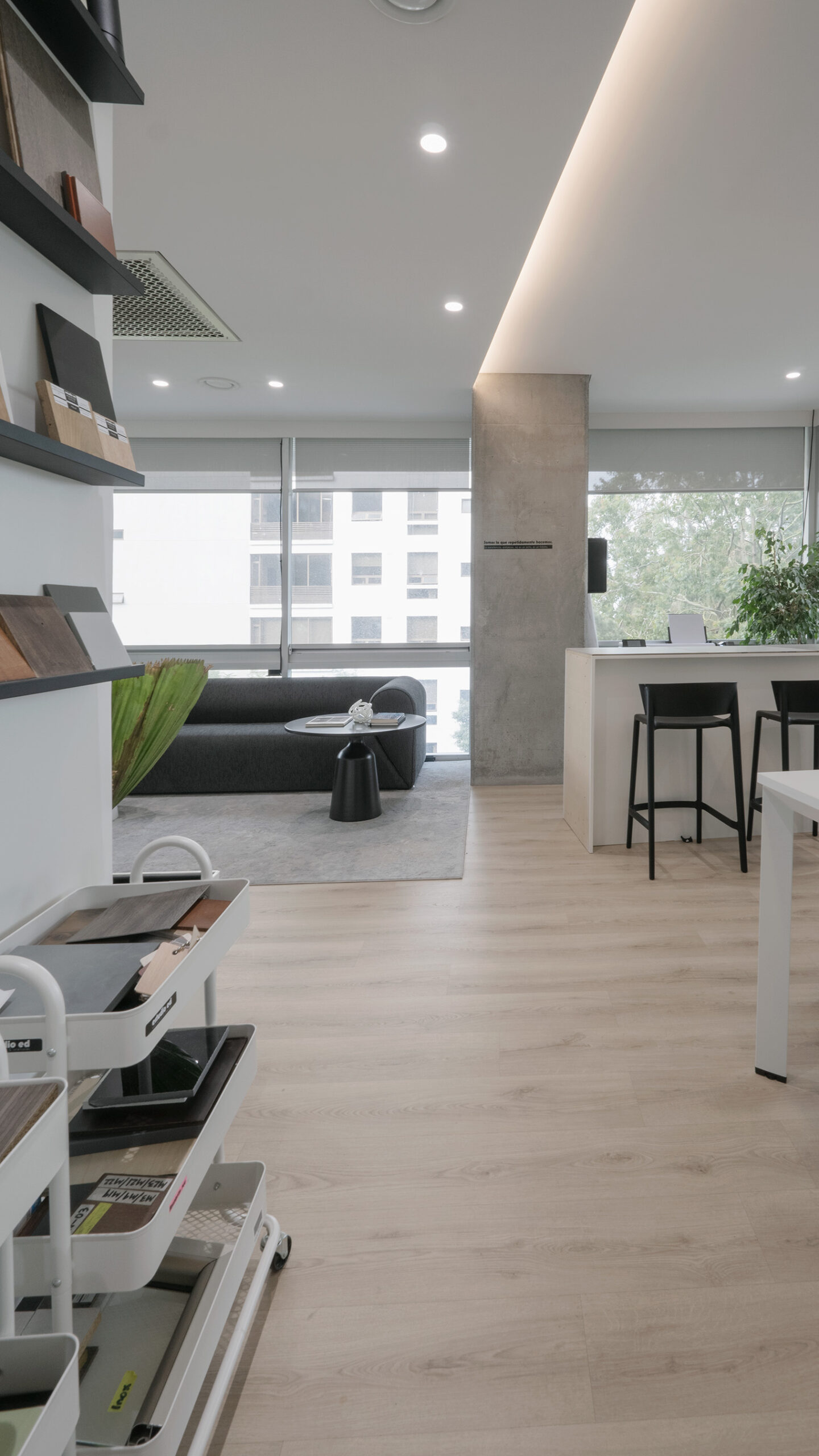 Escritorios de diseño y mobiliario de oficina moderna