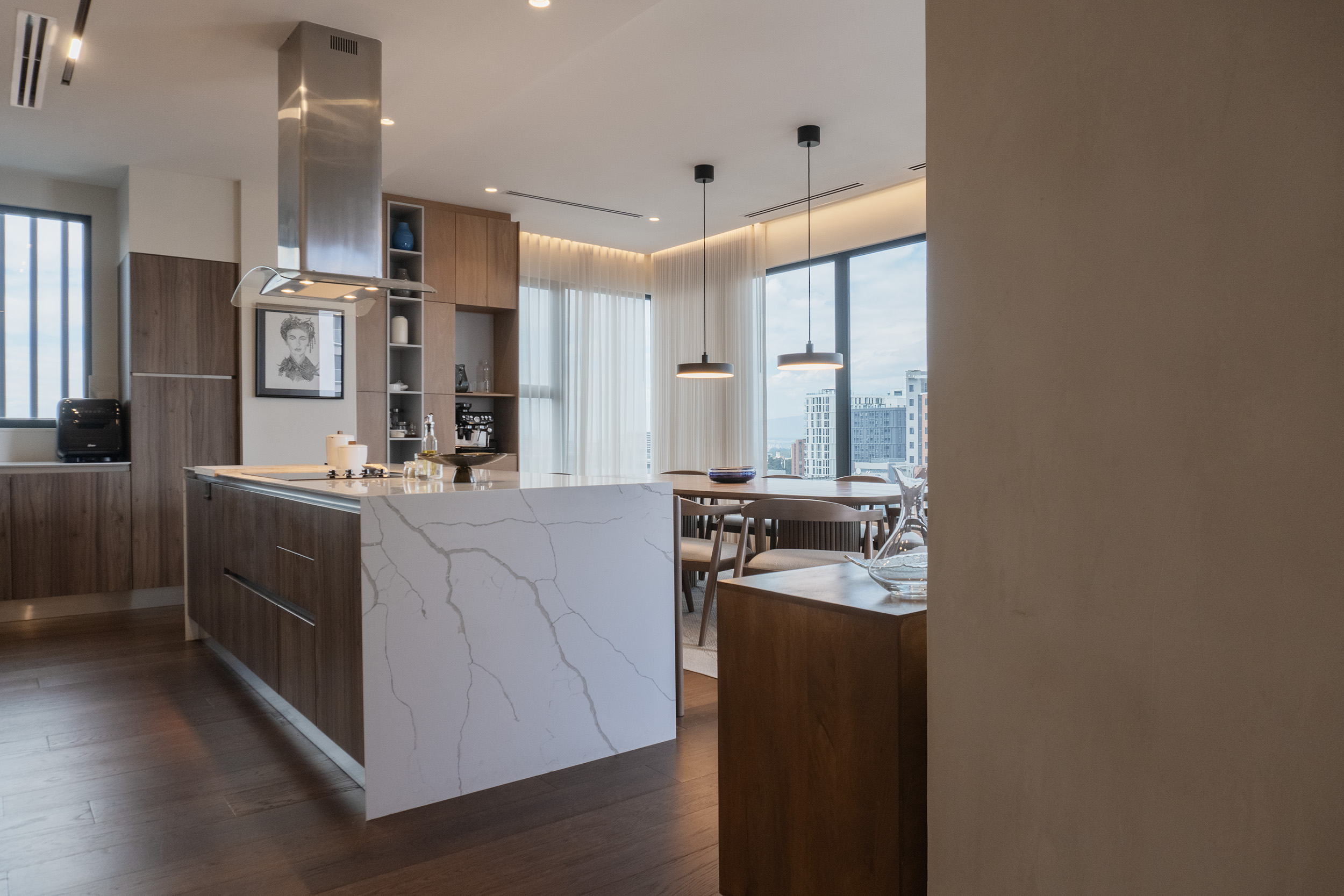 Remodelación de apartamentos de lujo en Guatemala con estética minimalista calida