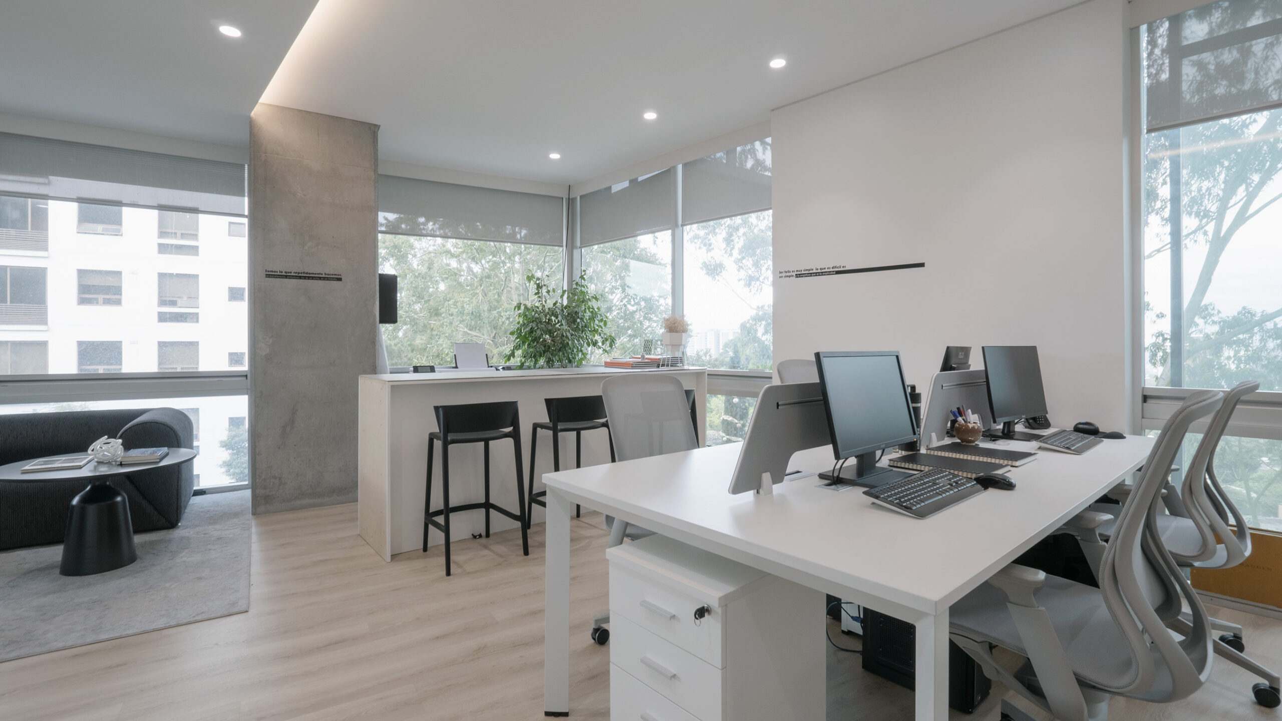 Escritorios de diseño y mobiliario de oficina moderna en Guatemala