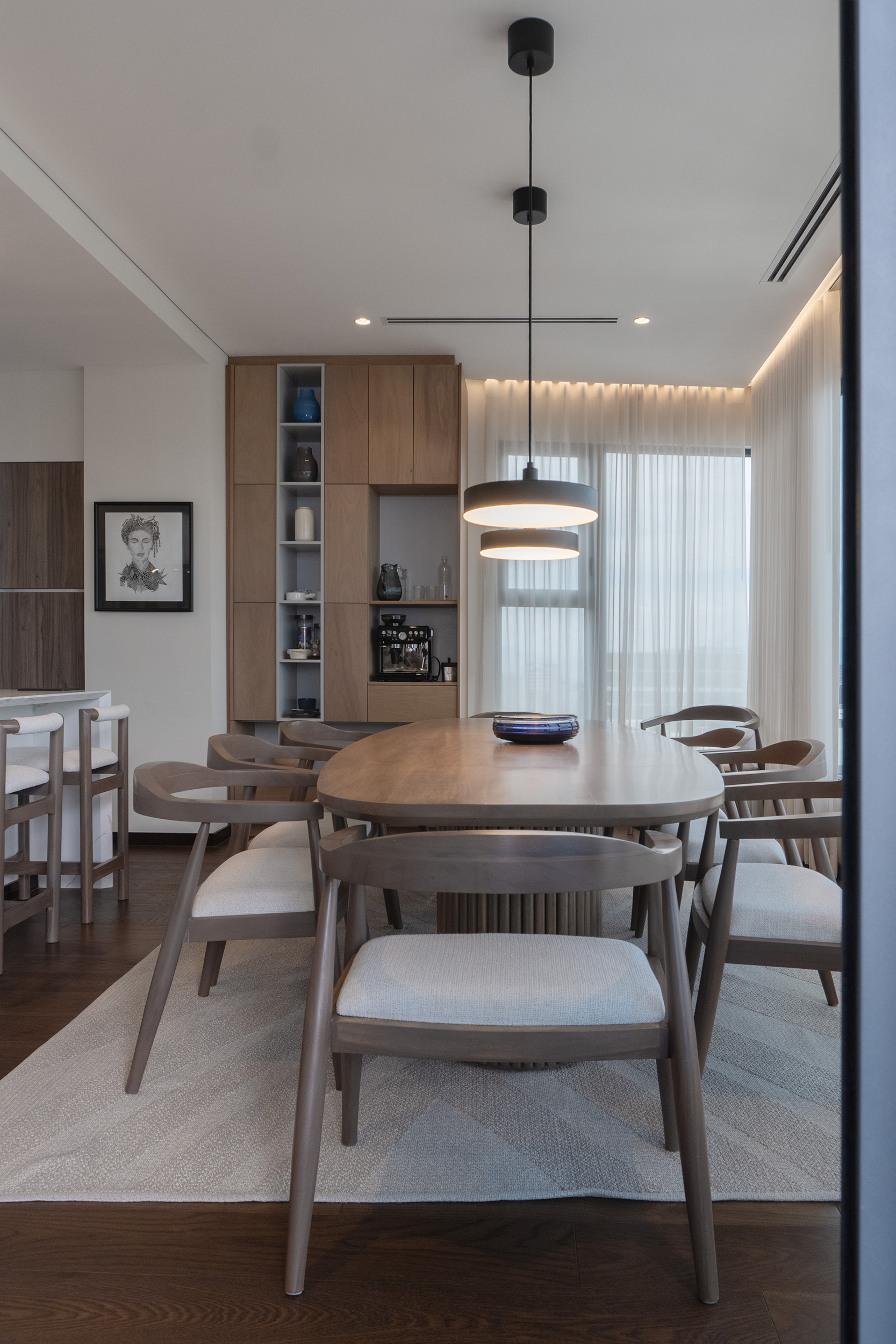 Decoración de interiores con arte curado y mobiliario de autor