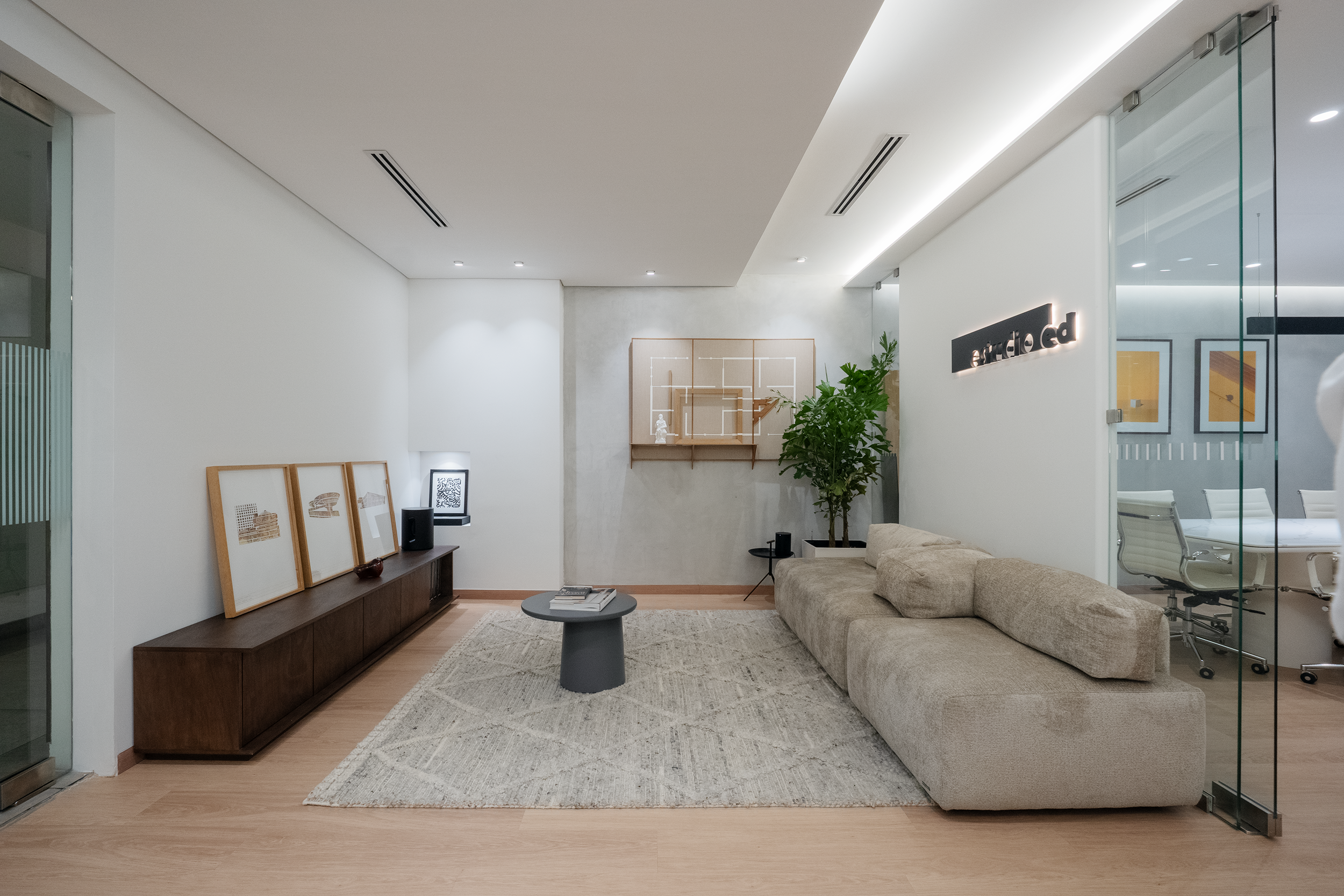 Integración de naturaleza y luz en el diseño de oficinas modernas