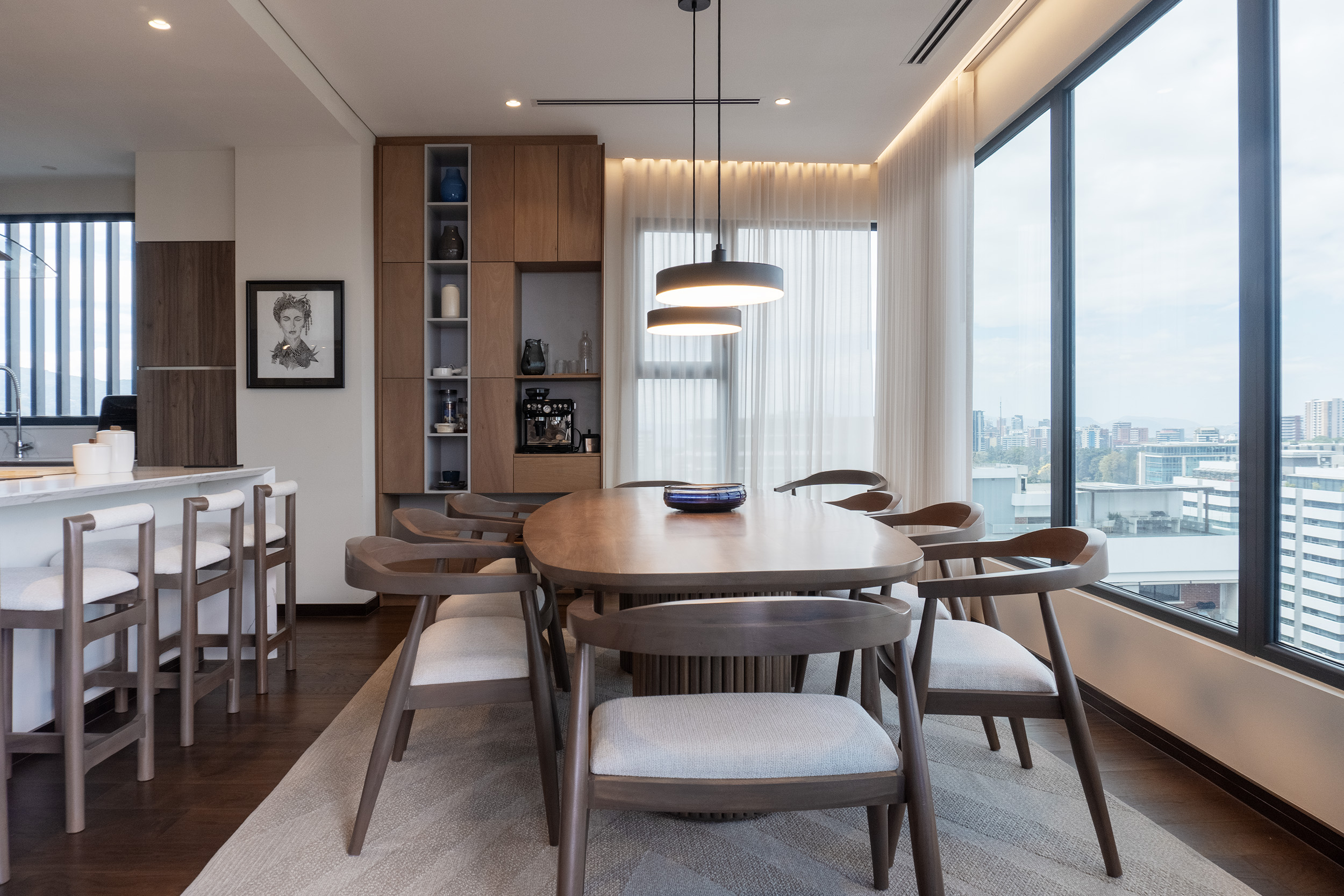 Decoración de interiores con arte curado y mobiliario de autor en Santa Sofía