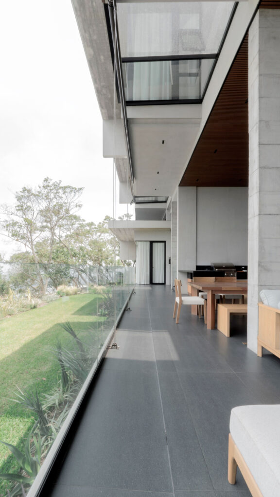 Espacios abiertos y flujo de luz natural en diseño de casas de lujo Estudio ed