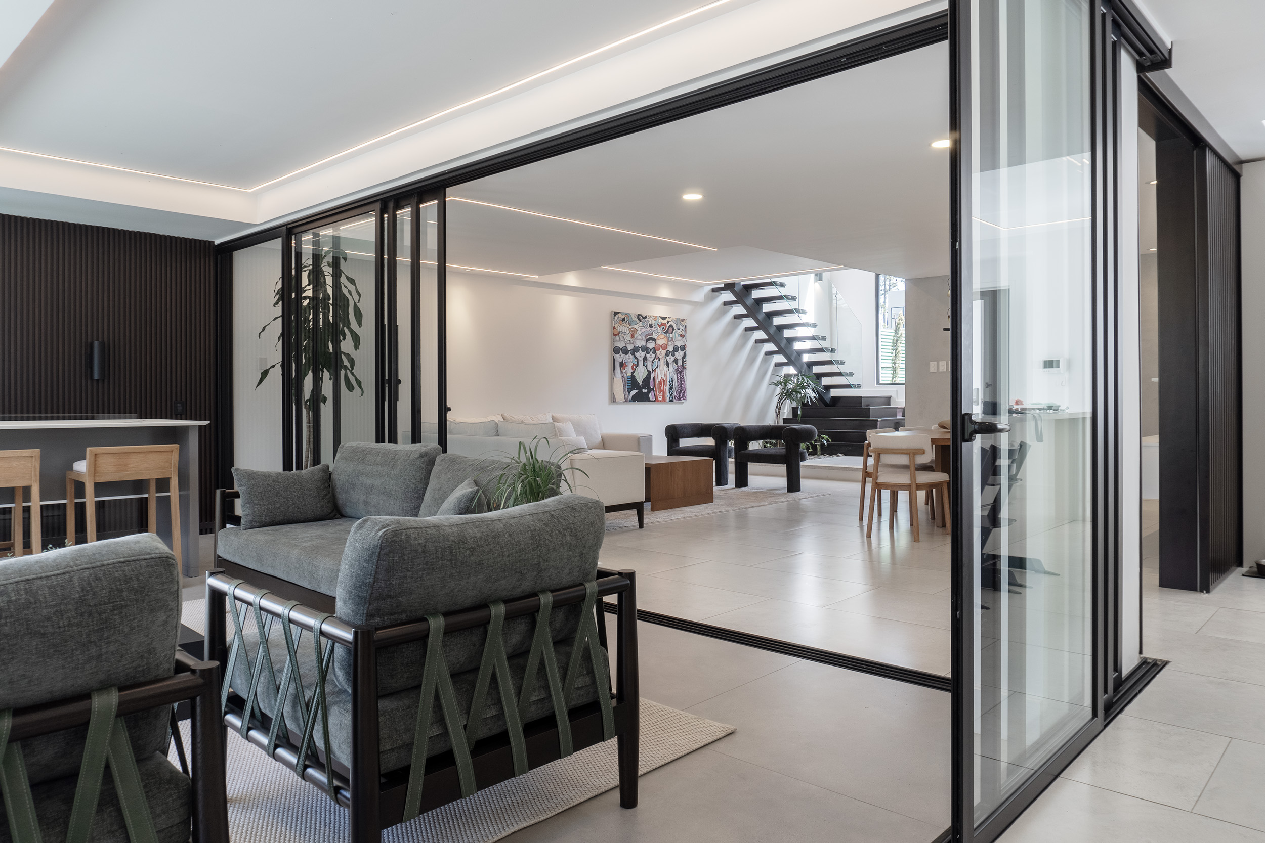Escaleras de diseño y detalles de carpintería fina en residencia Arbórea