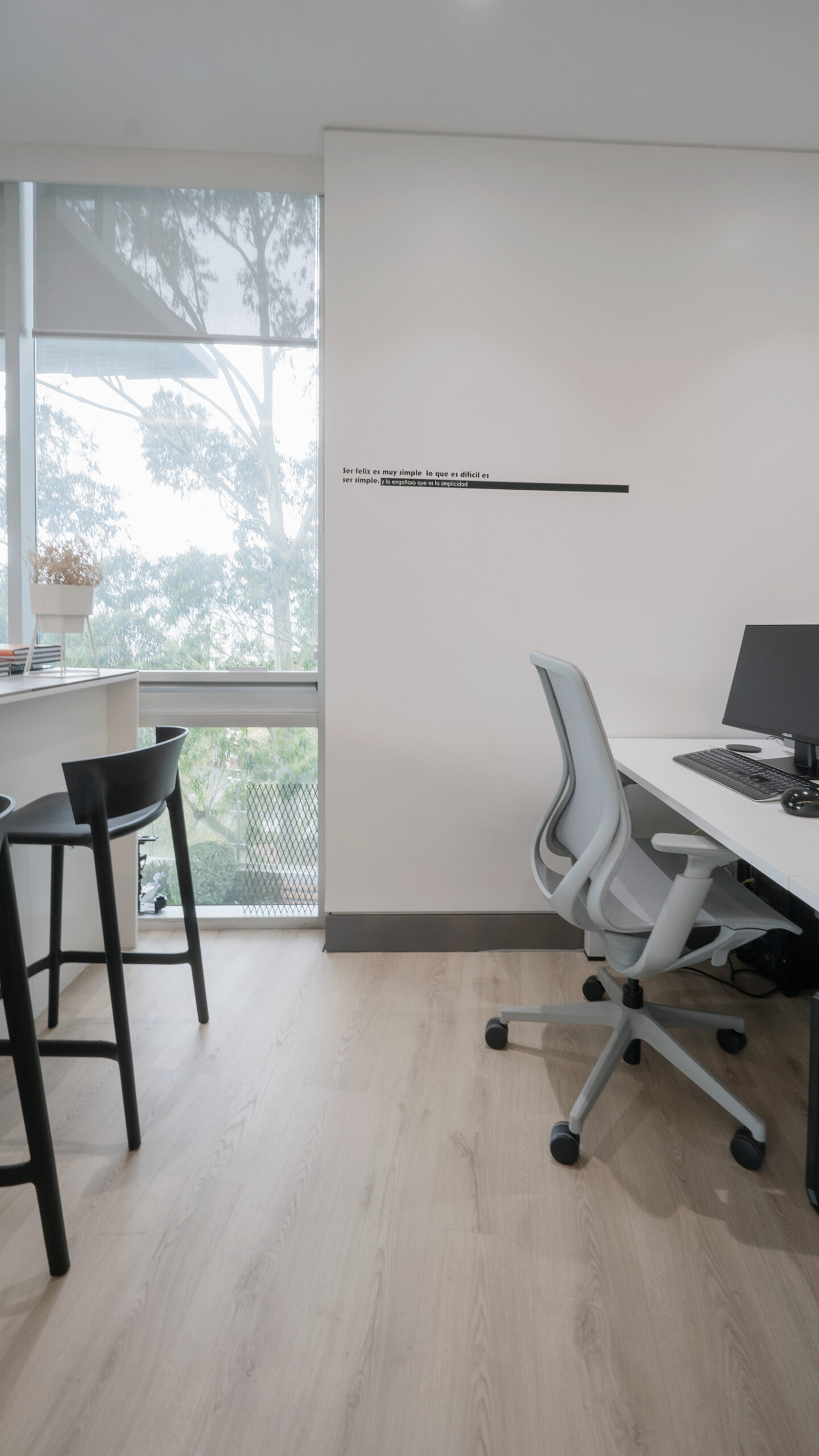 Sala de reuniones moderna con diseño de autor por el Edson Simeon