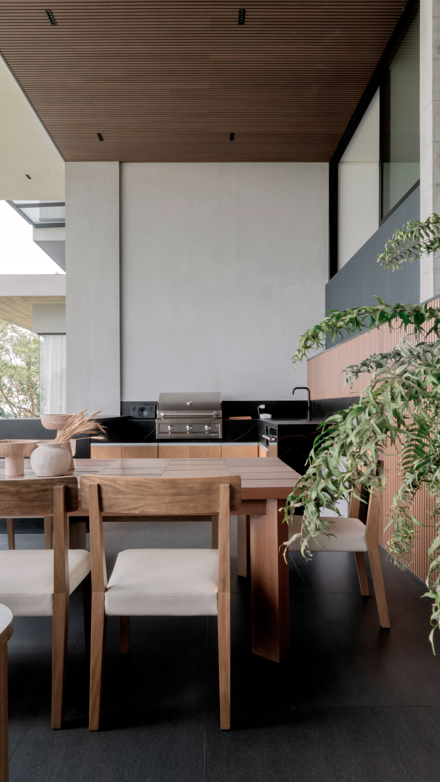 Estética monolítica y brutalista en diseño residencial de alta gama