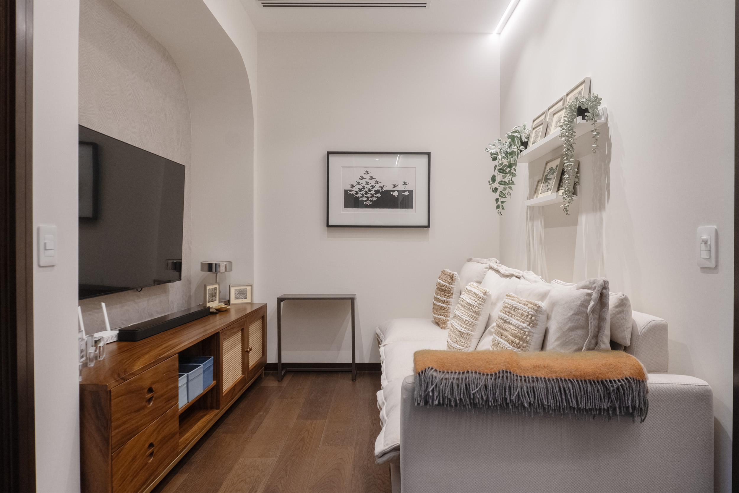 Detalle de iluminación indirecta en techos de madera para residencias