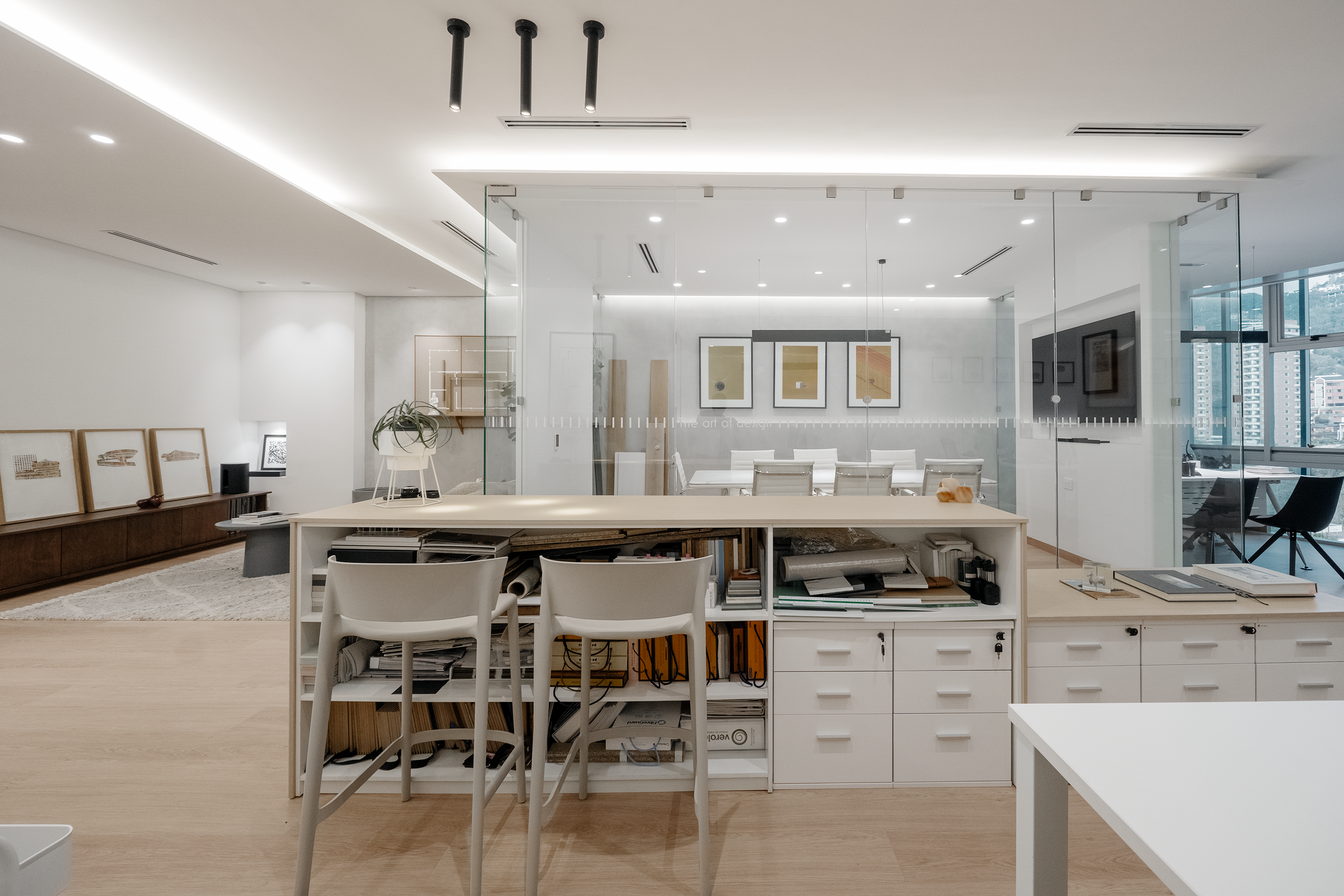 Interiores complejos llenos de vida y contraste en sede central Estudio ed