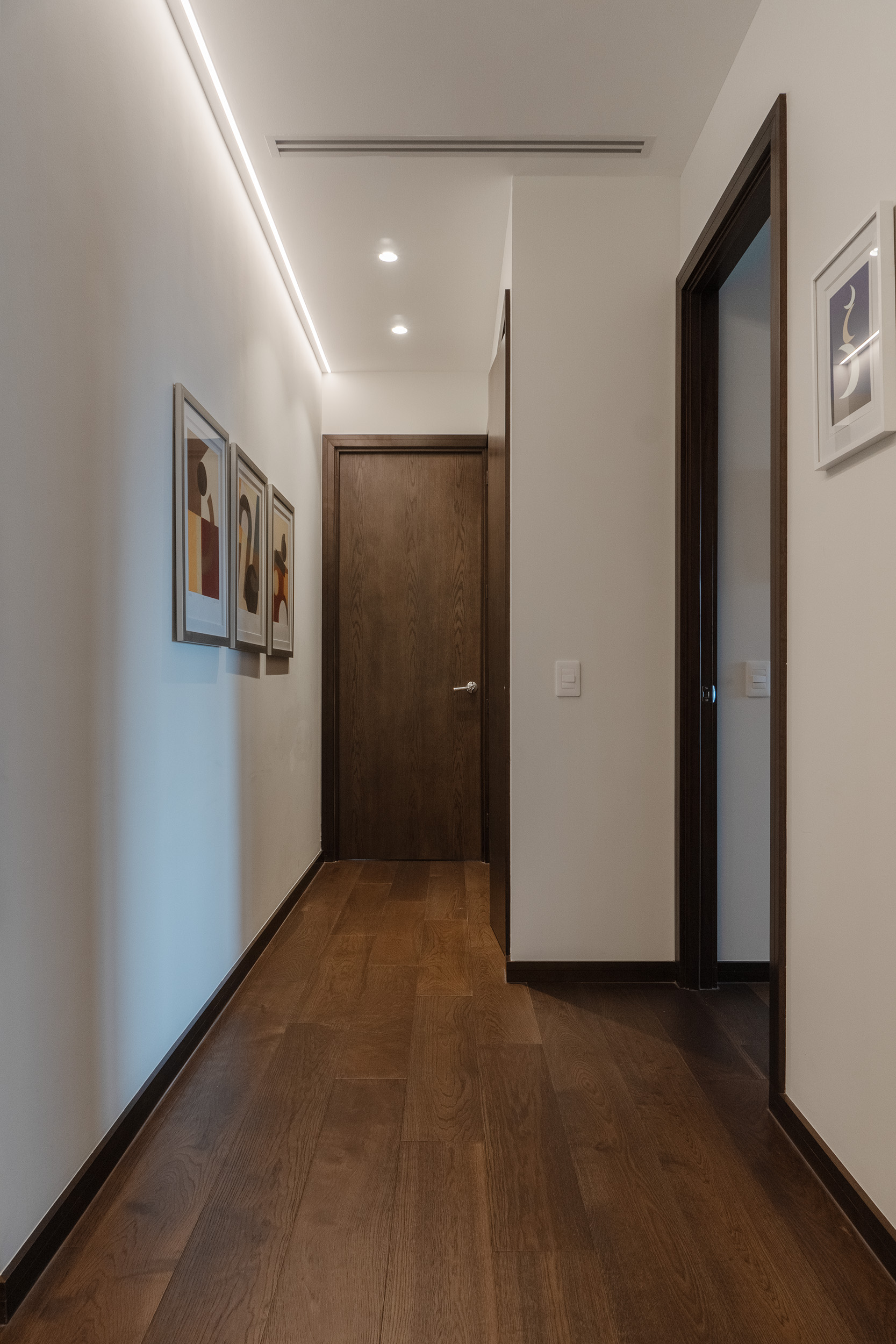 Detalle de iluminación indirecta en techos de madera para residencias exclusivas
