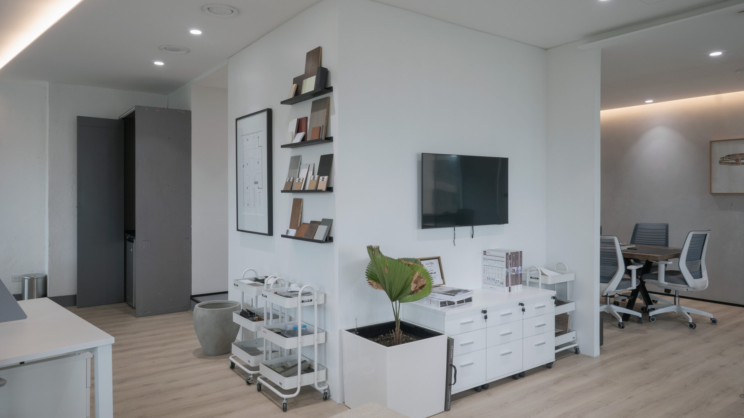 Detalle de oficina boutique con materiales nobles y transparencia