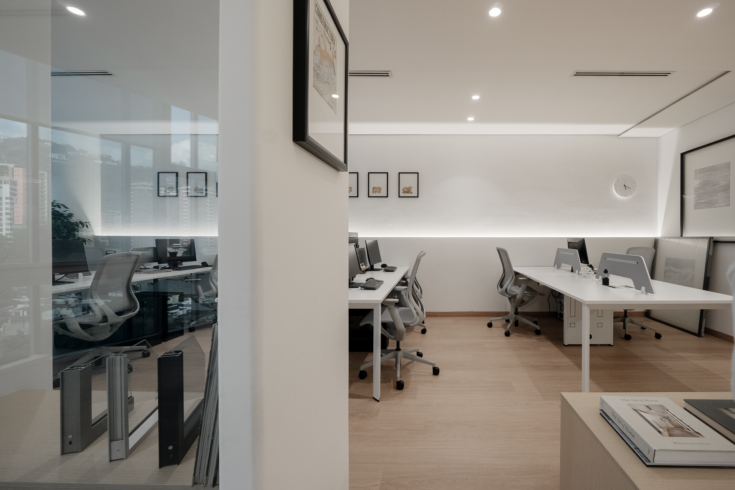 Iluminación arquitectónica lineal y sombras proyectadas en el Dojo