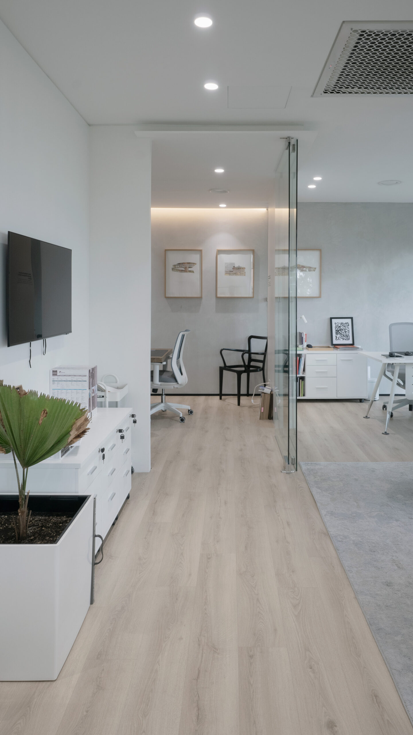 Detalle de oficina boutique con materiales nobles y transparencia arquitectónica