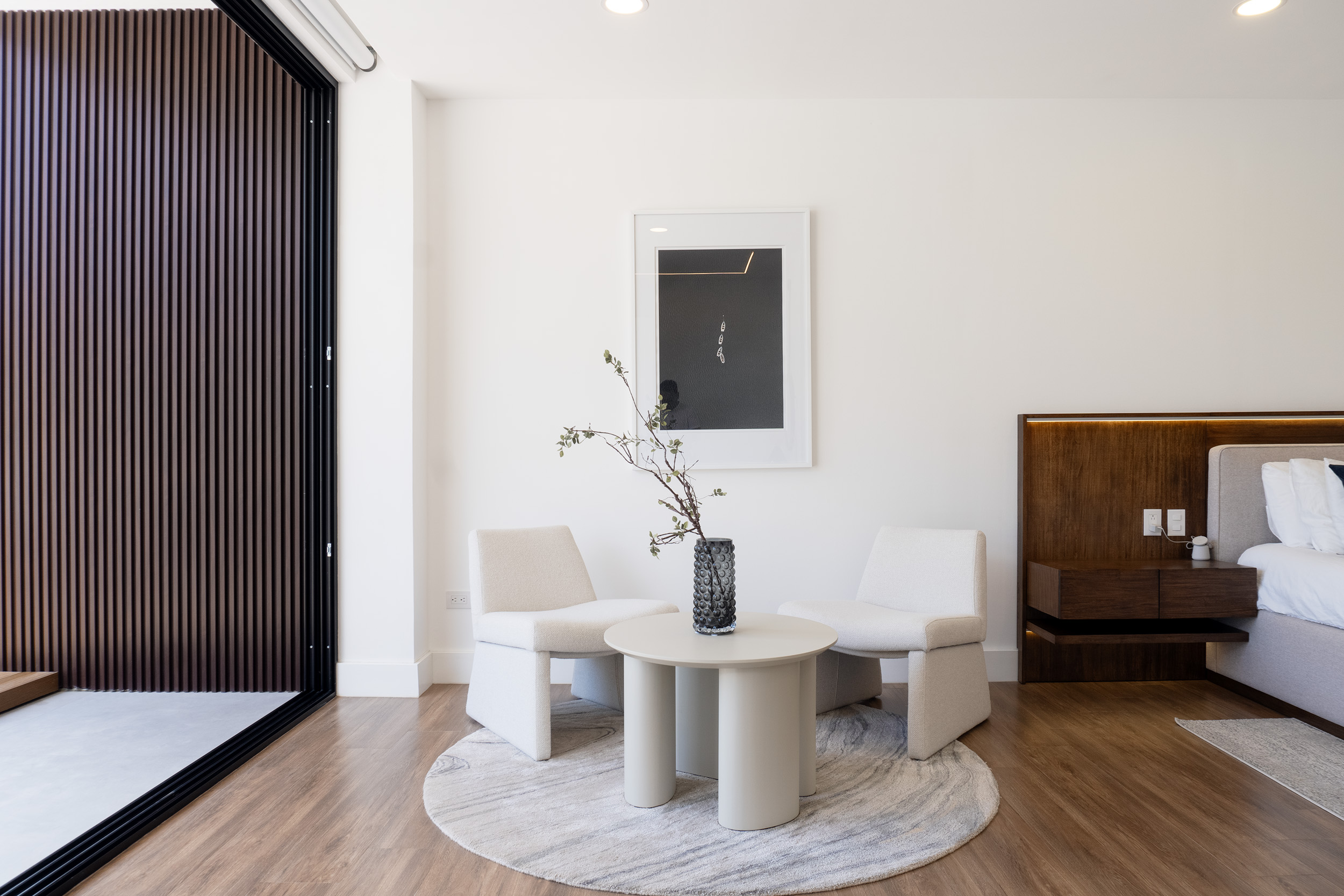 Interiorismo minimalista cálido con materiales nobles en residencia Arbórea