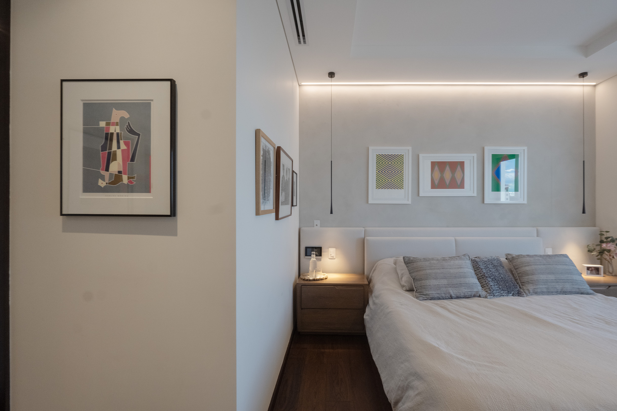 Sala de estar con paneles de madera e iluminación cálida en apartamento