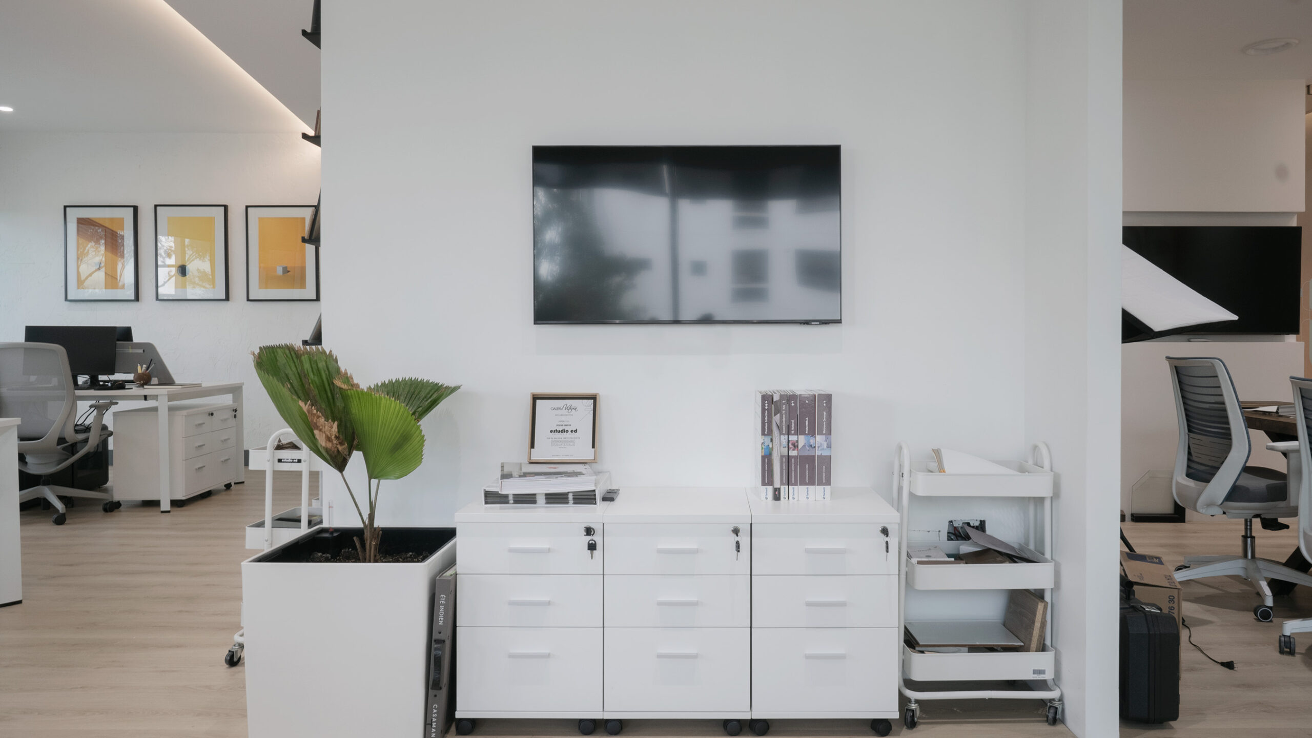 Diseño de oficinas modernas con enfoque en bienestar y productividad laboral