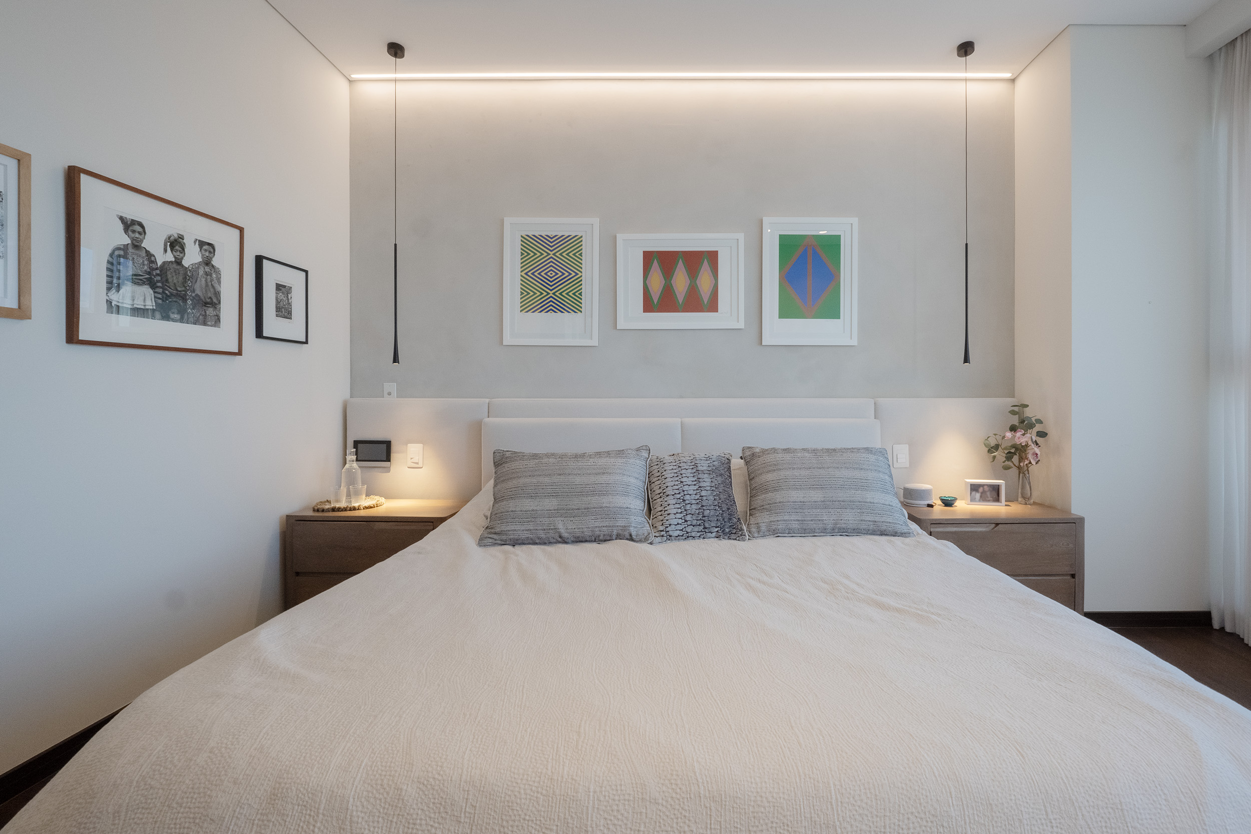 Sala de estar con paneles de madera e iluminación cálida en apartamento premium