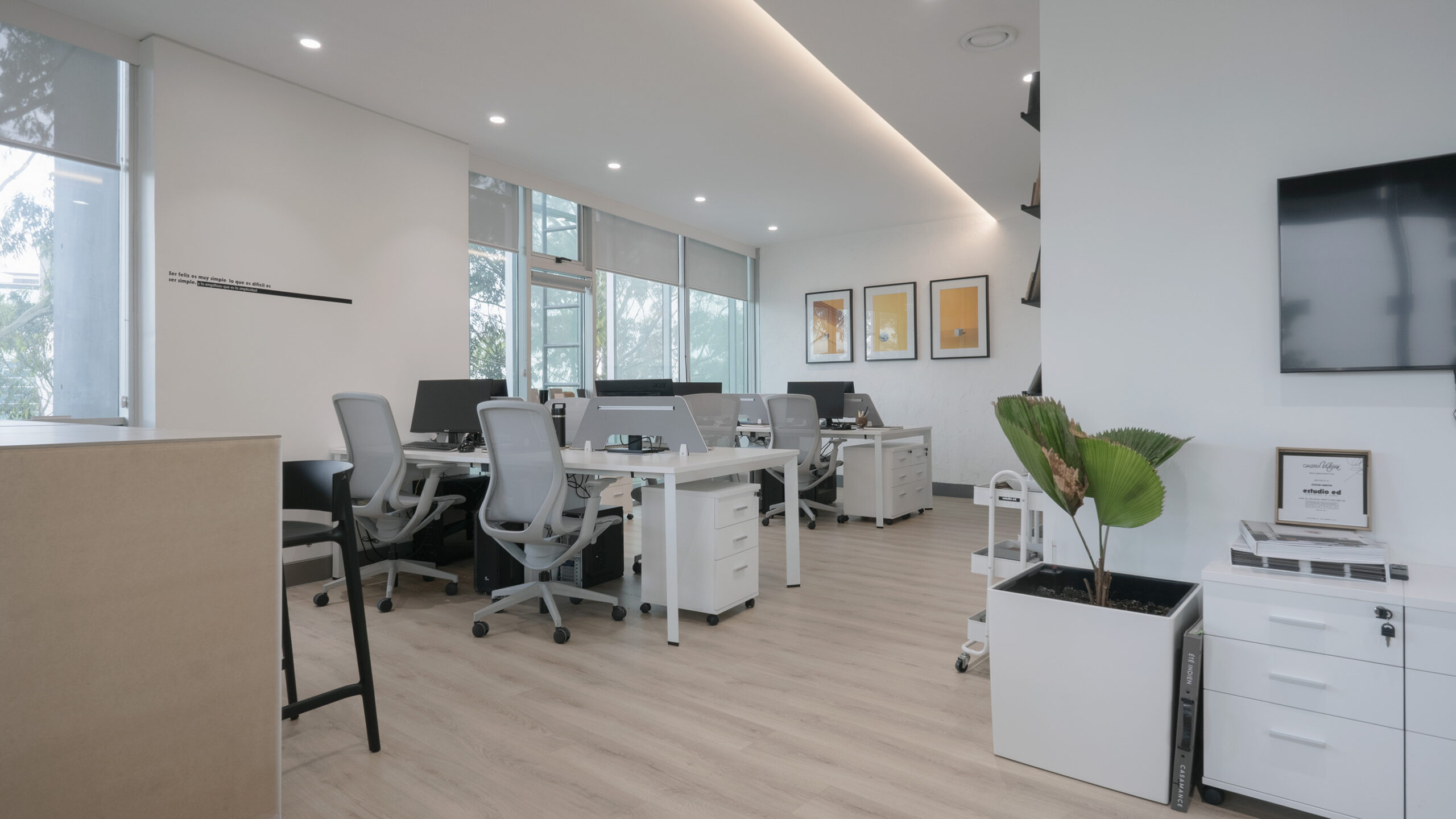 Espacios de trabajo colaborativo con iluminación LED lineal