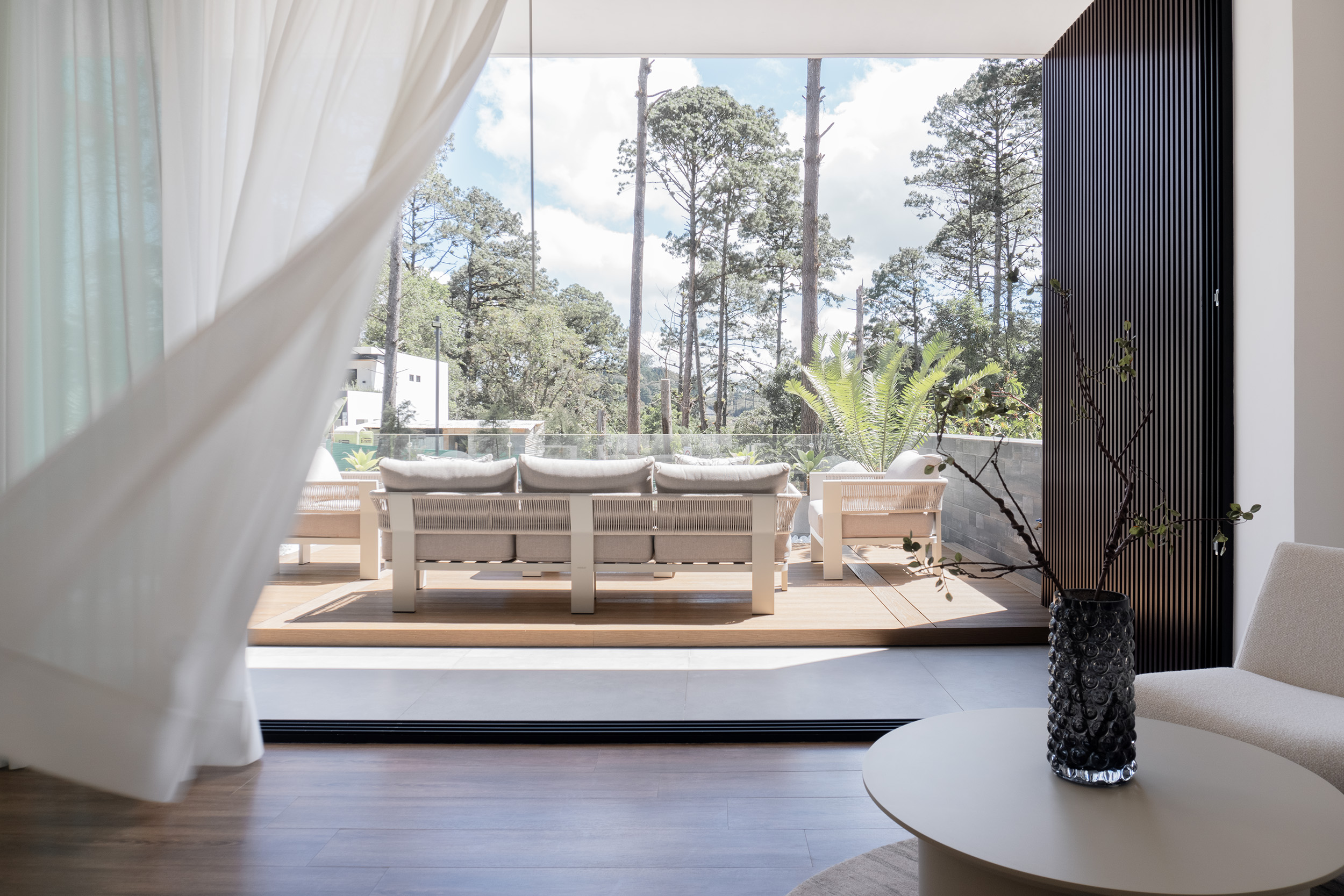 Integración de la naturaleza en el diseño de casas de lujo por Edson Simeon