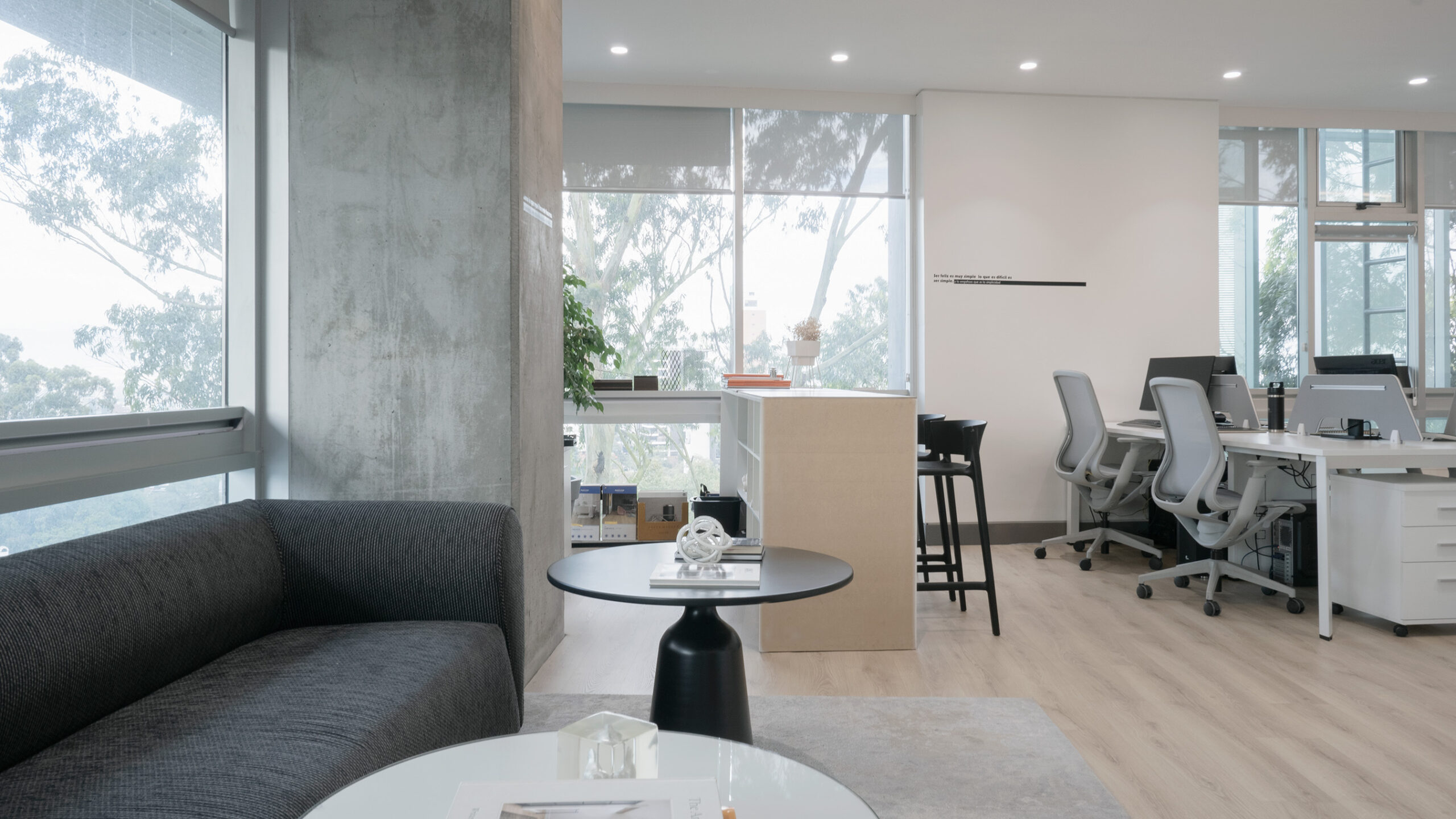 Espacios de trabajo colaborativo con iluminación LED lineal y estética minimalista