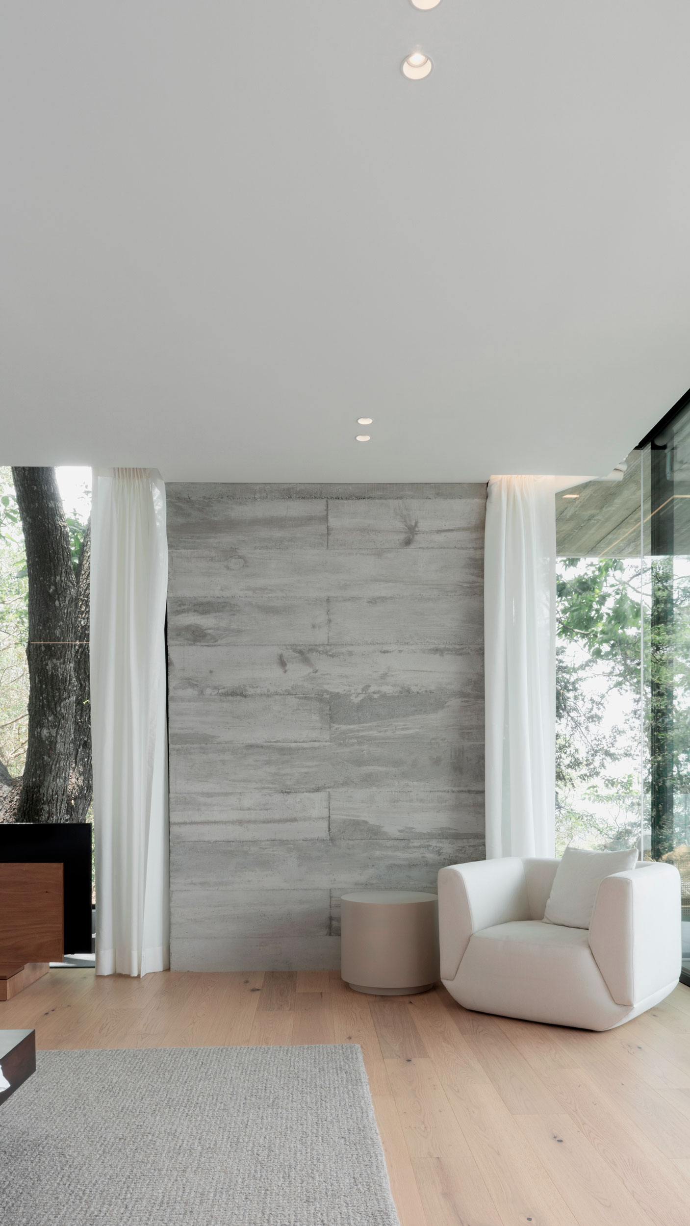 Iluminación arquitectónica exterior en fachada de casa de lujo en Guatemala
