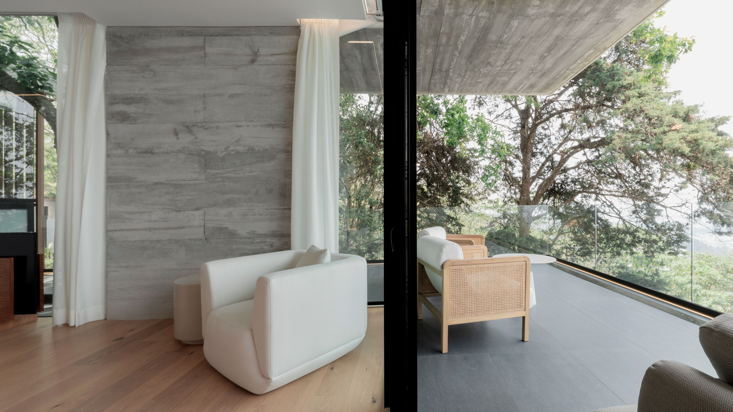 Acabados de piedra natural y concreto fundido en arquitectura residencial premium