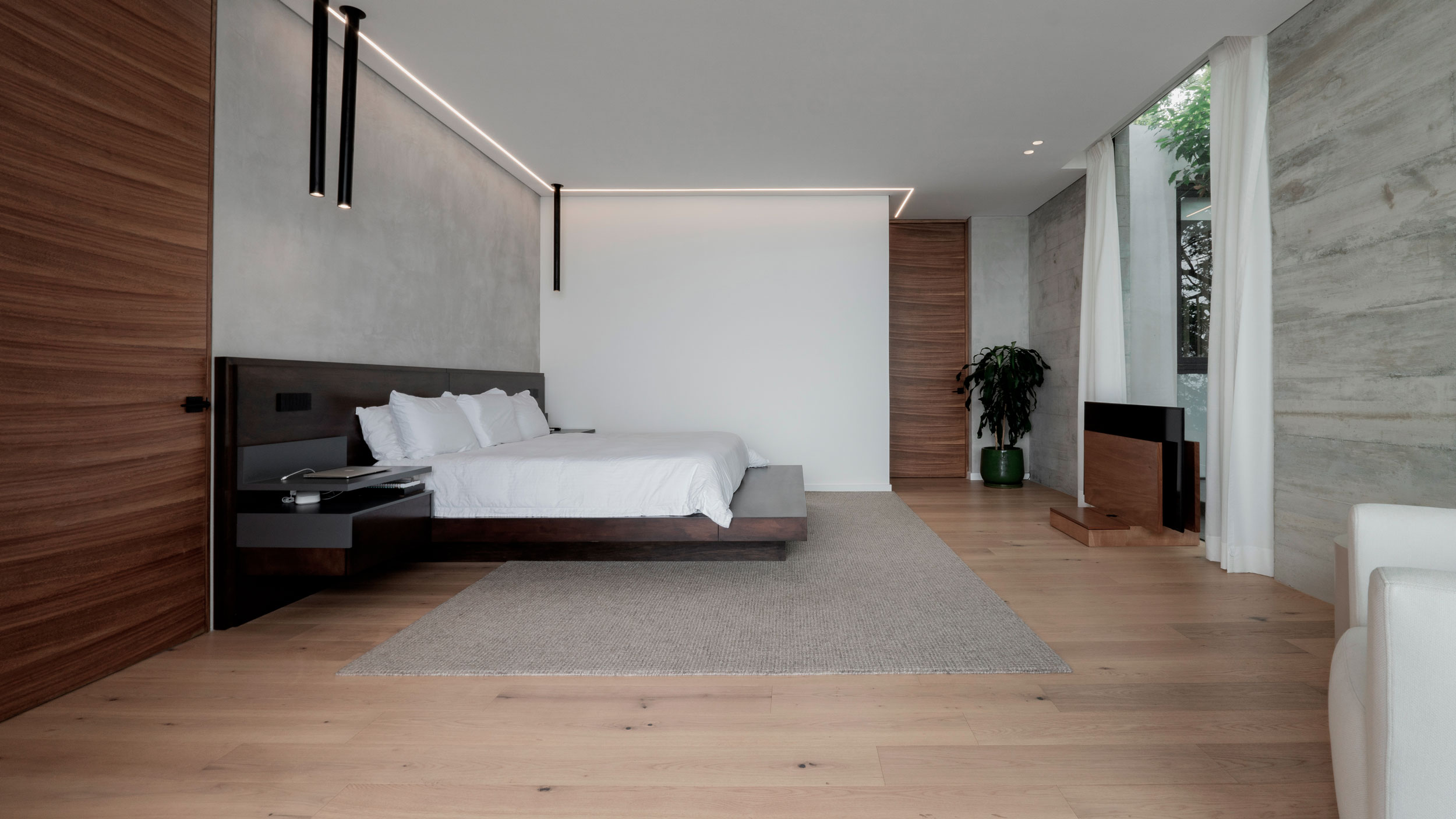 Interiorismo de lujo con doble altura y ventanales de piso a cielo en Vista al Valle