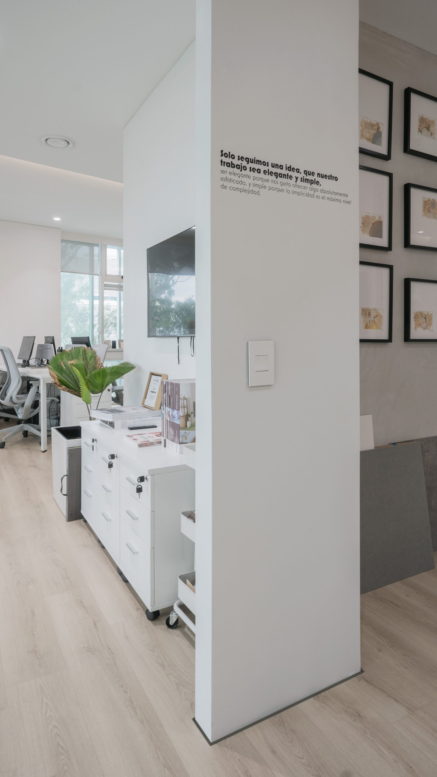 Arquitectura de interiores para oficinas modernas en zona 10 Ciudad de Guatemala