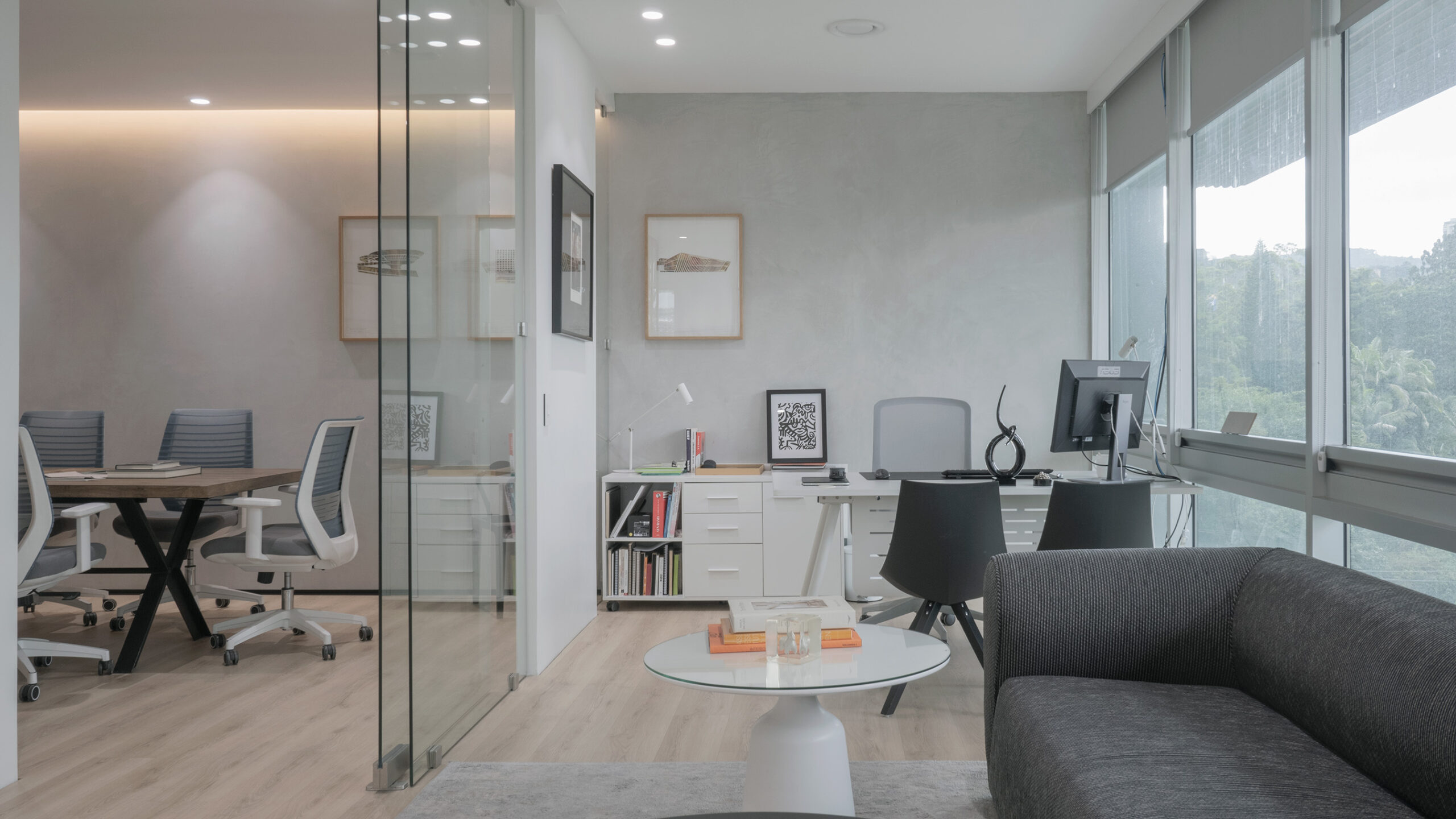 Ampliación de oficina corporativa con acabados de madera y diseño premium