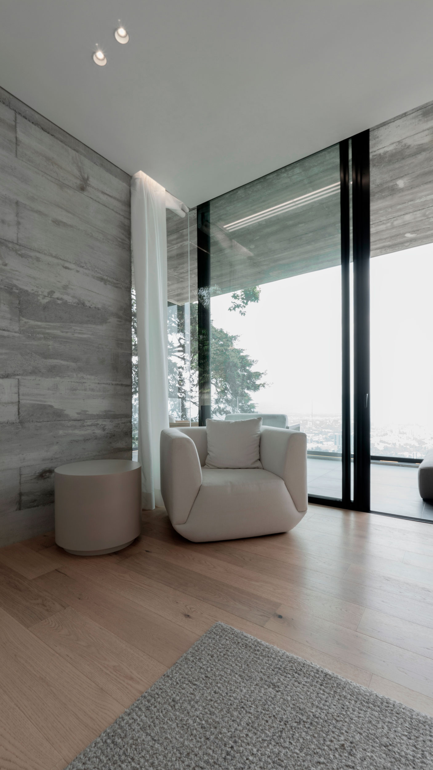 Arquitectura contemporánea con voladizo de concreto visto en casa de lujo Guatemala