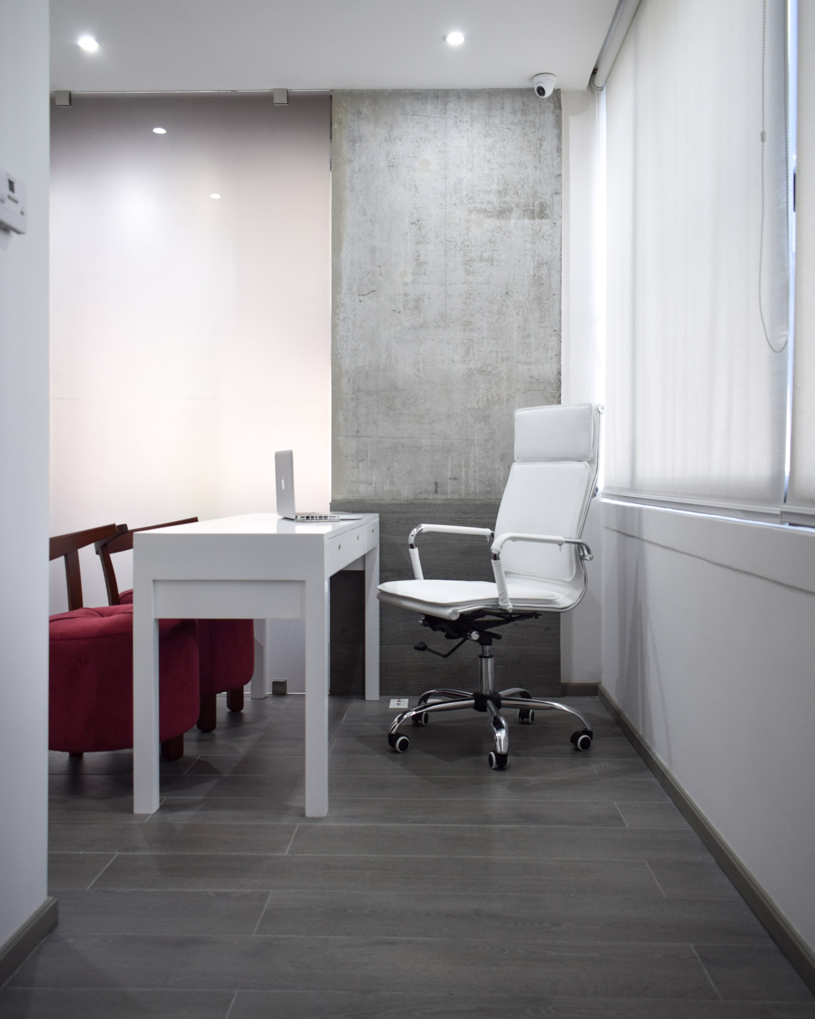 Oficina clínica con muro de concreto expuesto - estudio ed arquitectura
