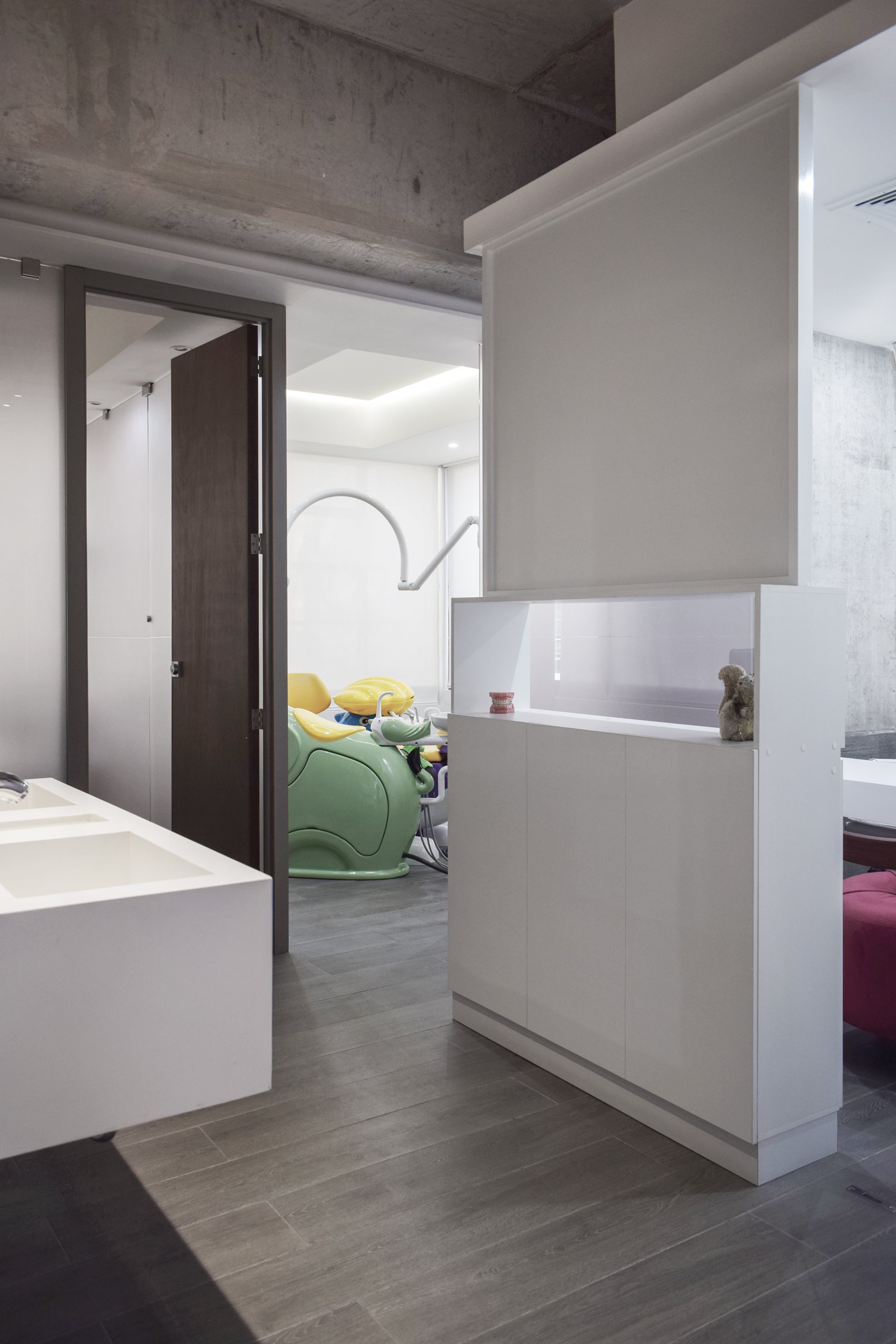 Detalle de iluminación cenital y diseño interior corporativo en clínica médica