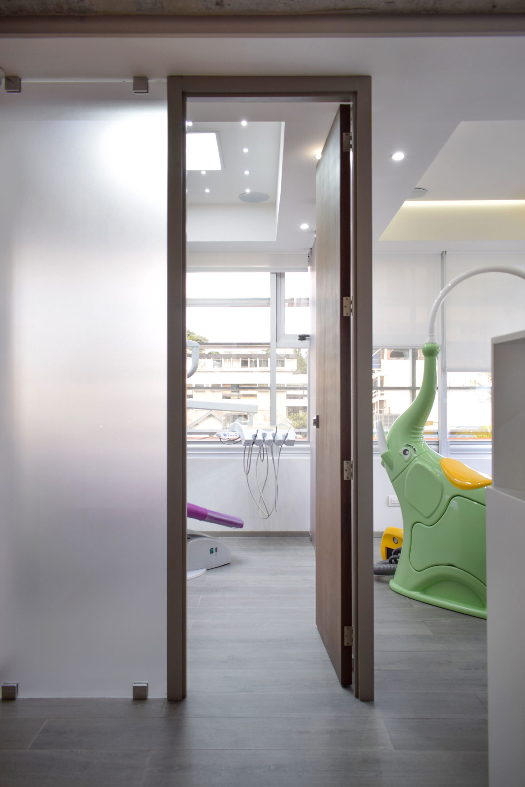 Contraste de concreto aparente y maderas finas en arquitectura médica de autor