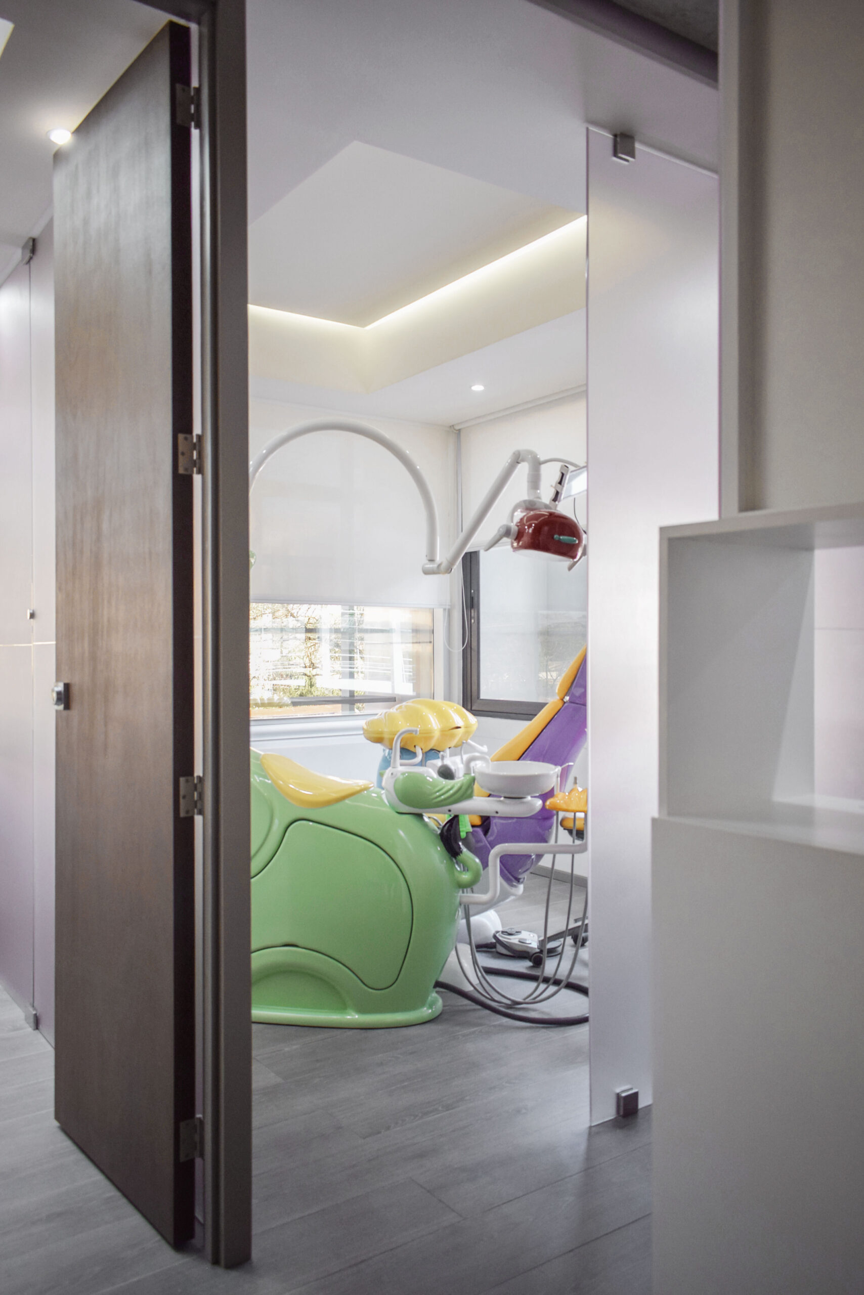 Diseño de interiores para clínicas odontológicas en Guatemala por Edson Simeón
