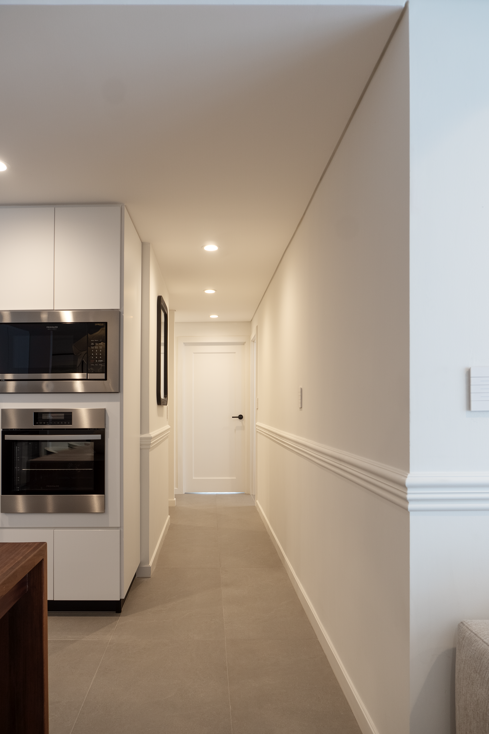 Diseño de cocina moderna abierta y comedor integrado por estudio ed