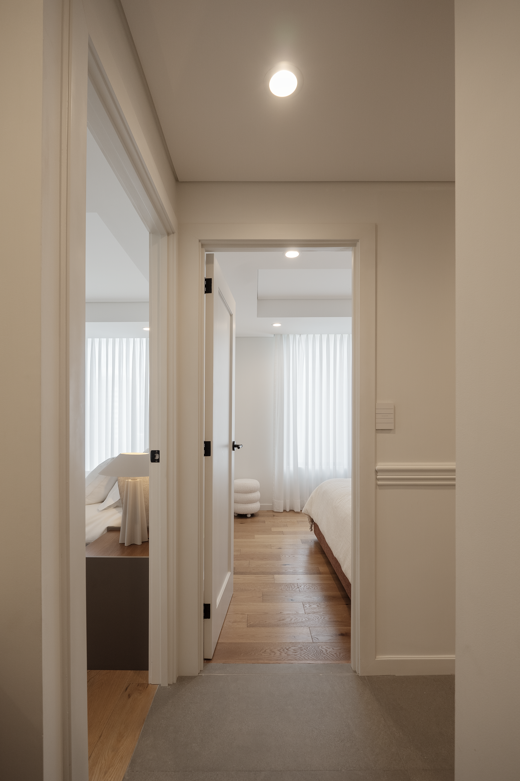 Iluminación arquitectónica cálida en residencia privada Guatemala