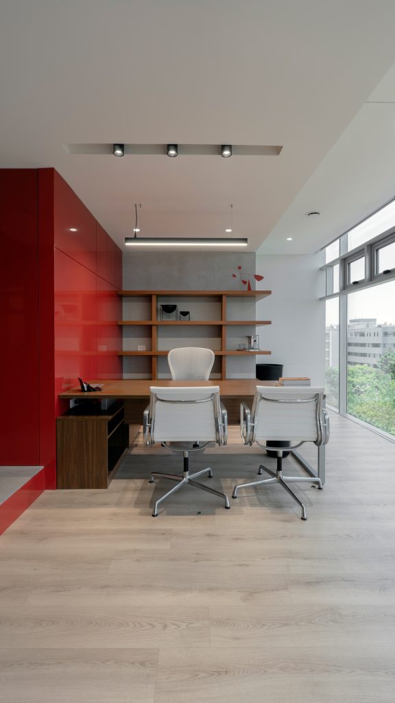 Escritorio gerencial y sillas ergonómicas de alta gama