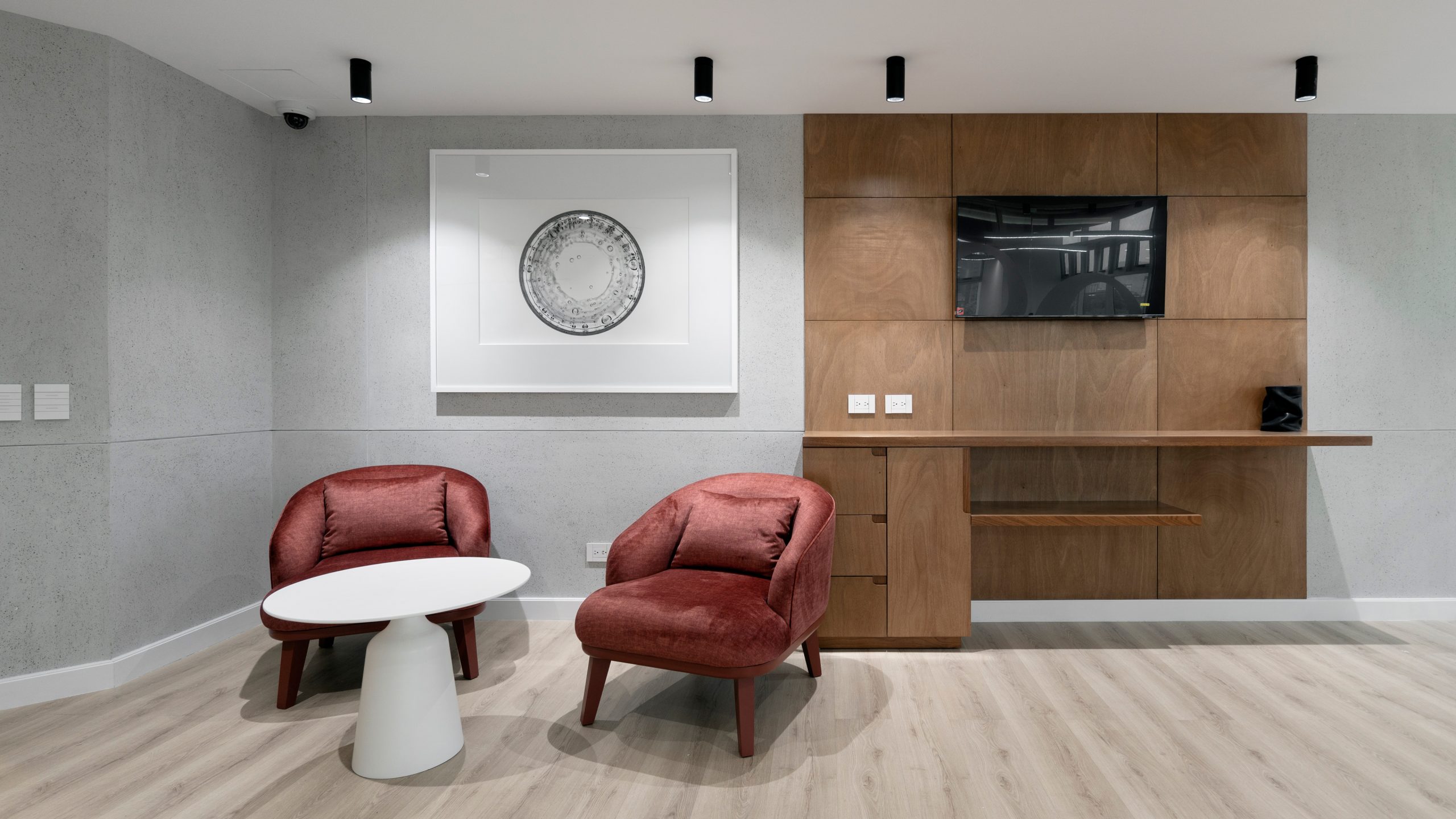 Diseño de oficinas corporativas en Guatemala - Paneles de madera a medida