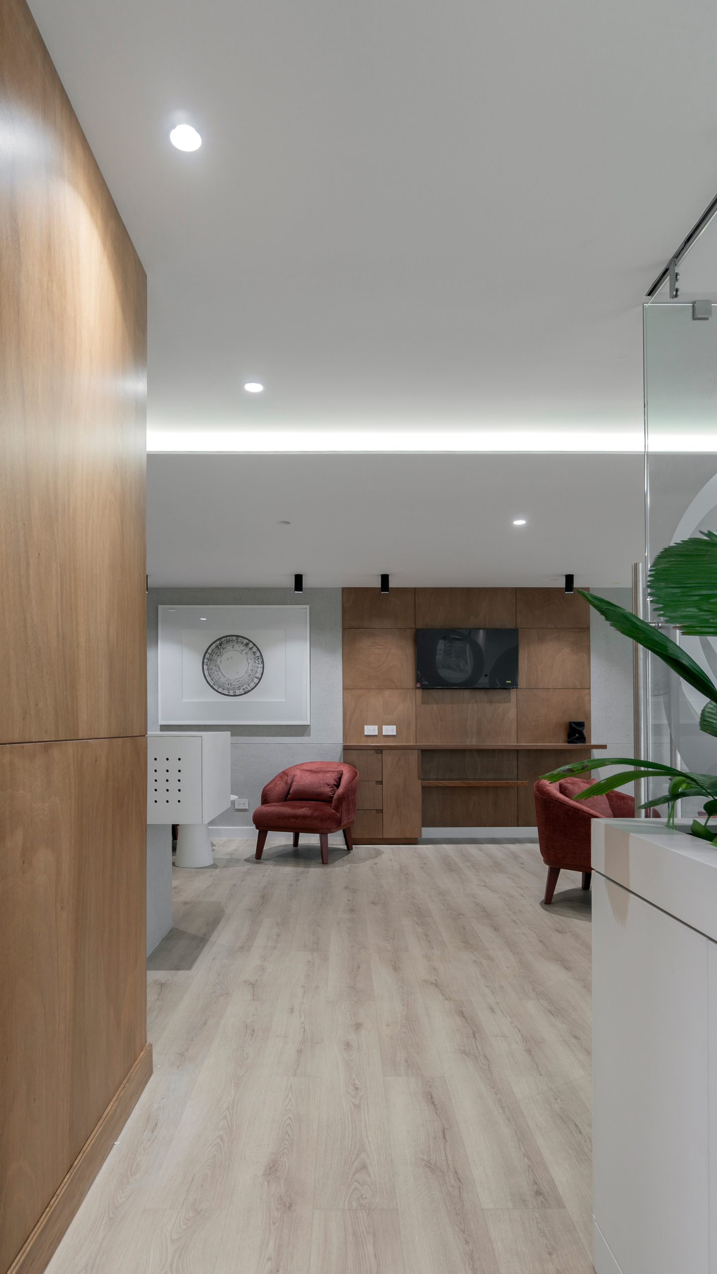 Diseño de oficinas corporativas en Guatemala - Sala de juntas moderna