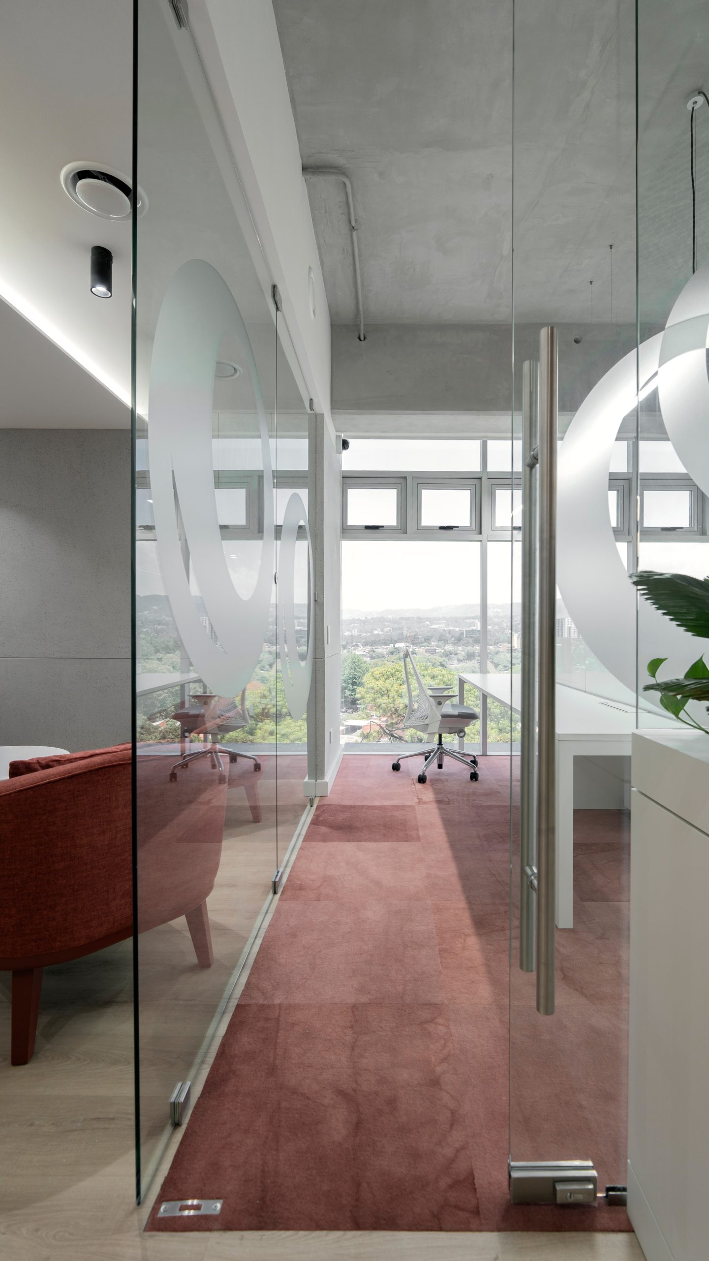 Diseño de oficinas corporativas en Guatemala - Recepción y sala de espera